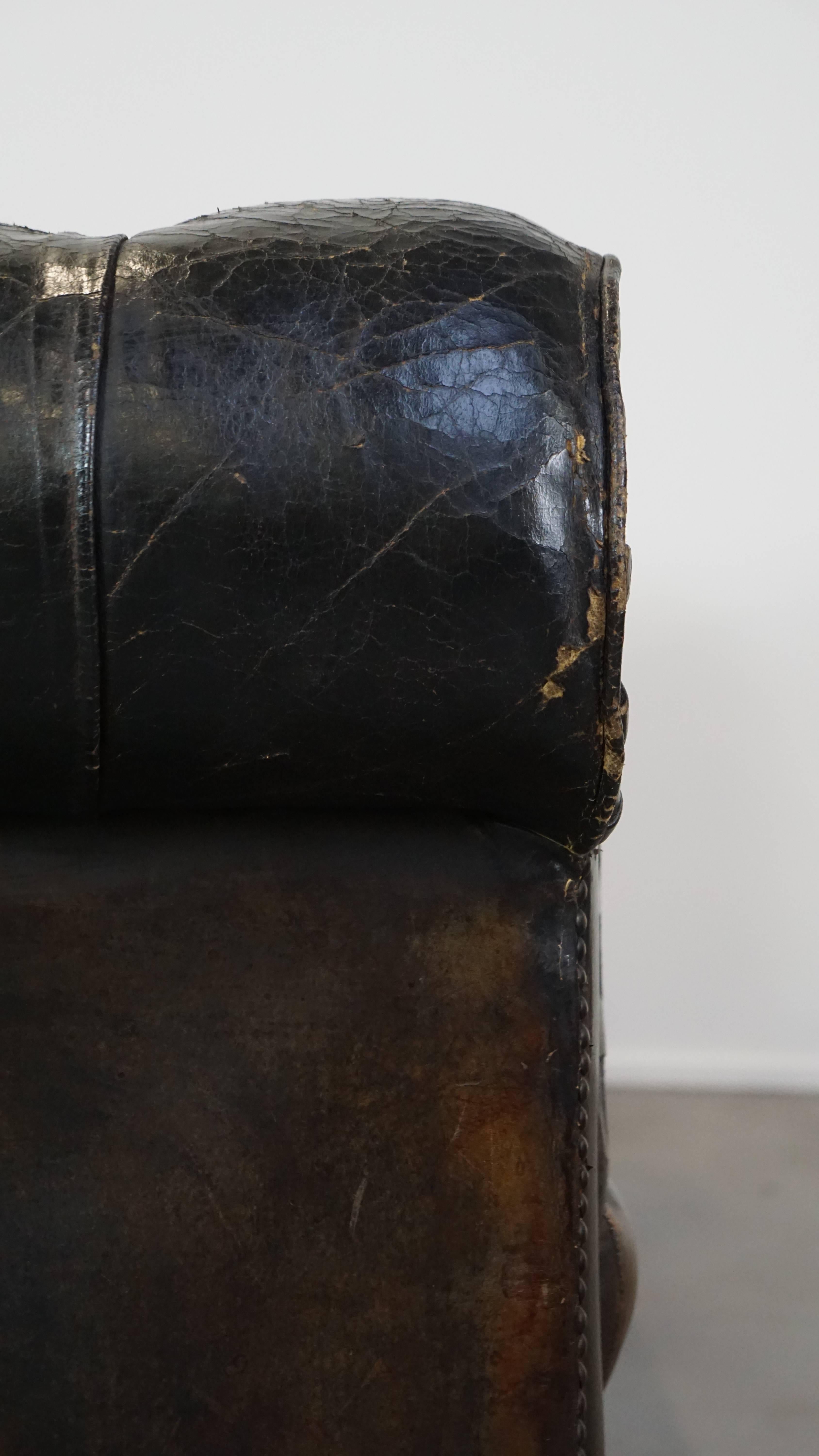 Canapé Chesterfield 3 places en cuir ancien avec excellent caractère et patina en vente 8
