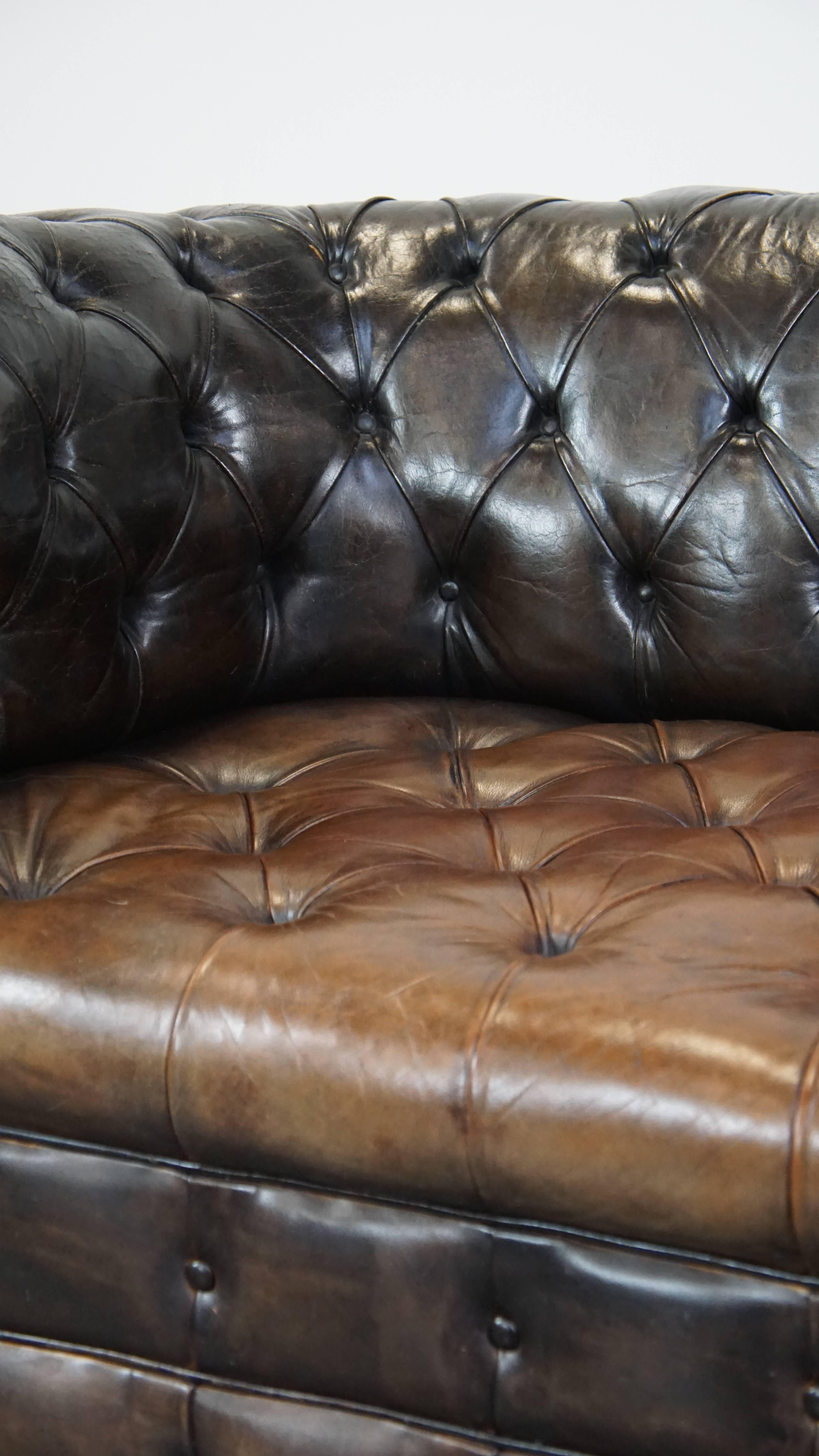 Canapé Chesterfield 3 places en cuir ancien avec excellent caractère et patina en vente 9