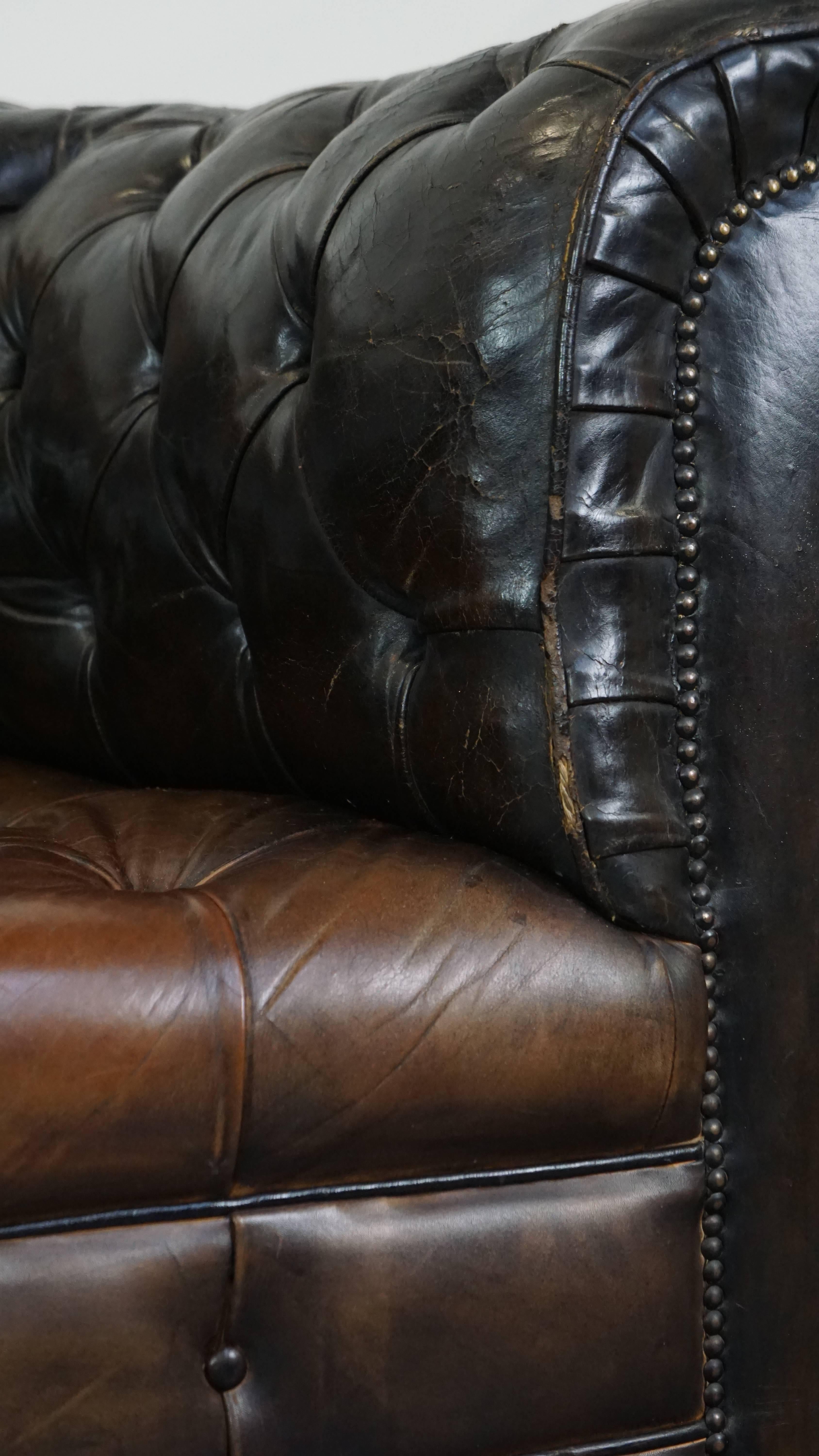 Canapé Chesterfield 3 places en cuir ancien avec excellent caractère et patina en vente 10