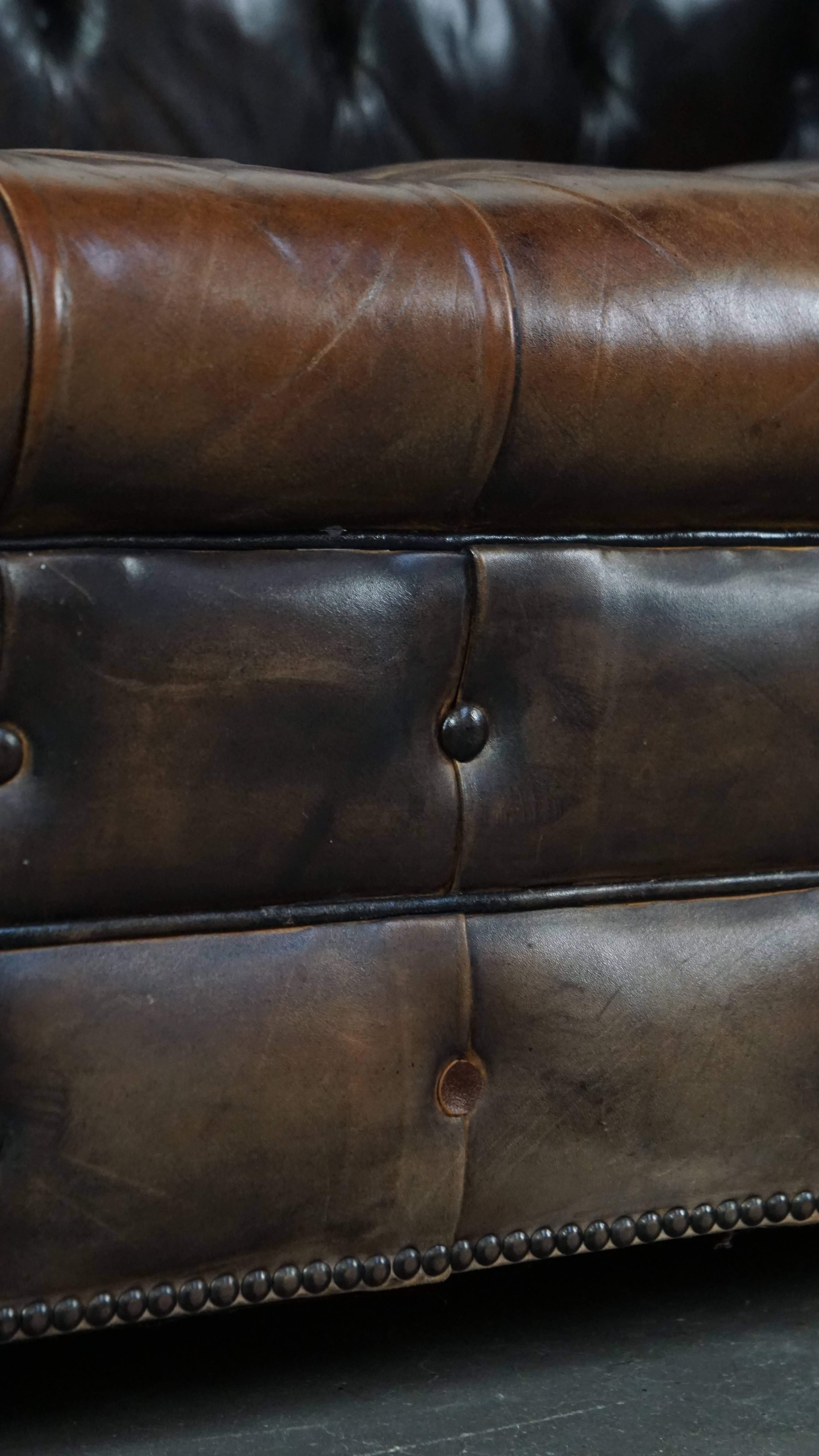 Canapé Chesterfield 3 places en cuir ancien avec excellent caractère et patina en vente 11