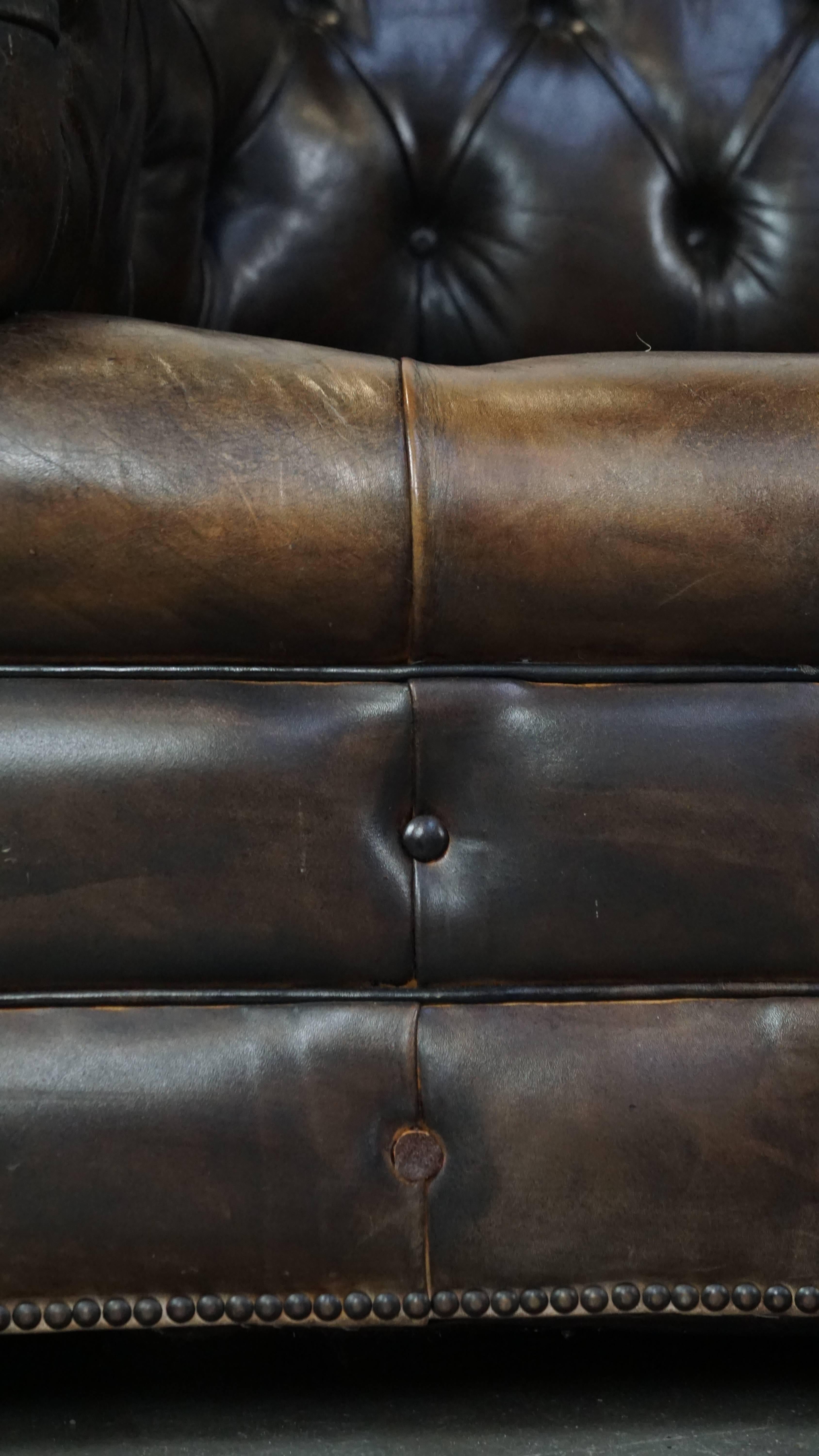 Canapé Chesterfield 3 places en cuir ancien avec excellent caractère et patina en vente 12