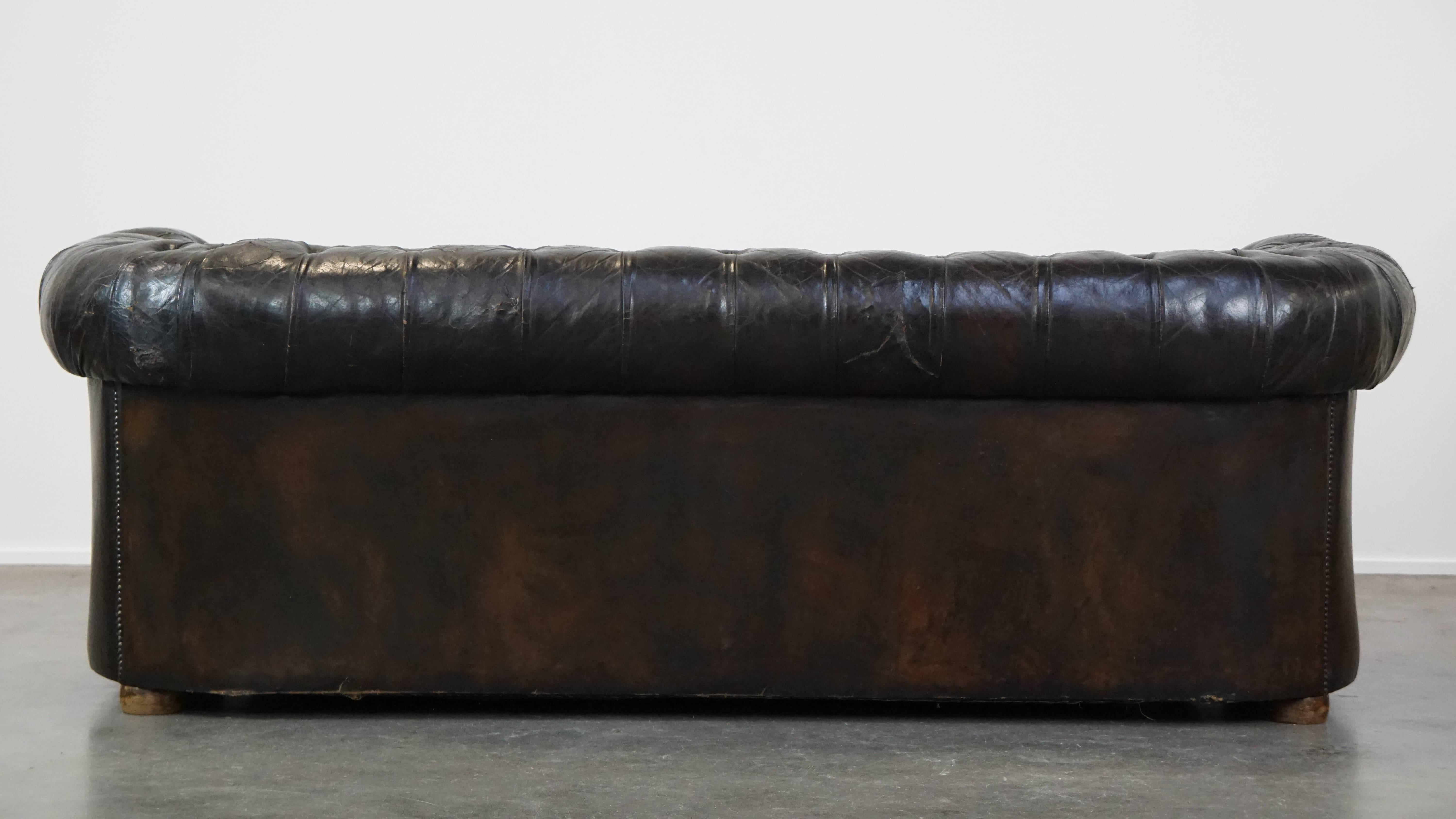 Fait main Canapé Chesterfield 3 places en cuir ancien avec excellent caractère et patina en vente