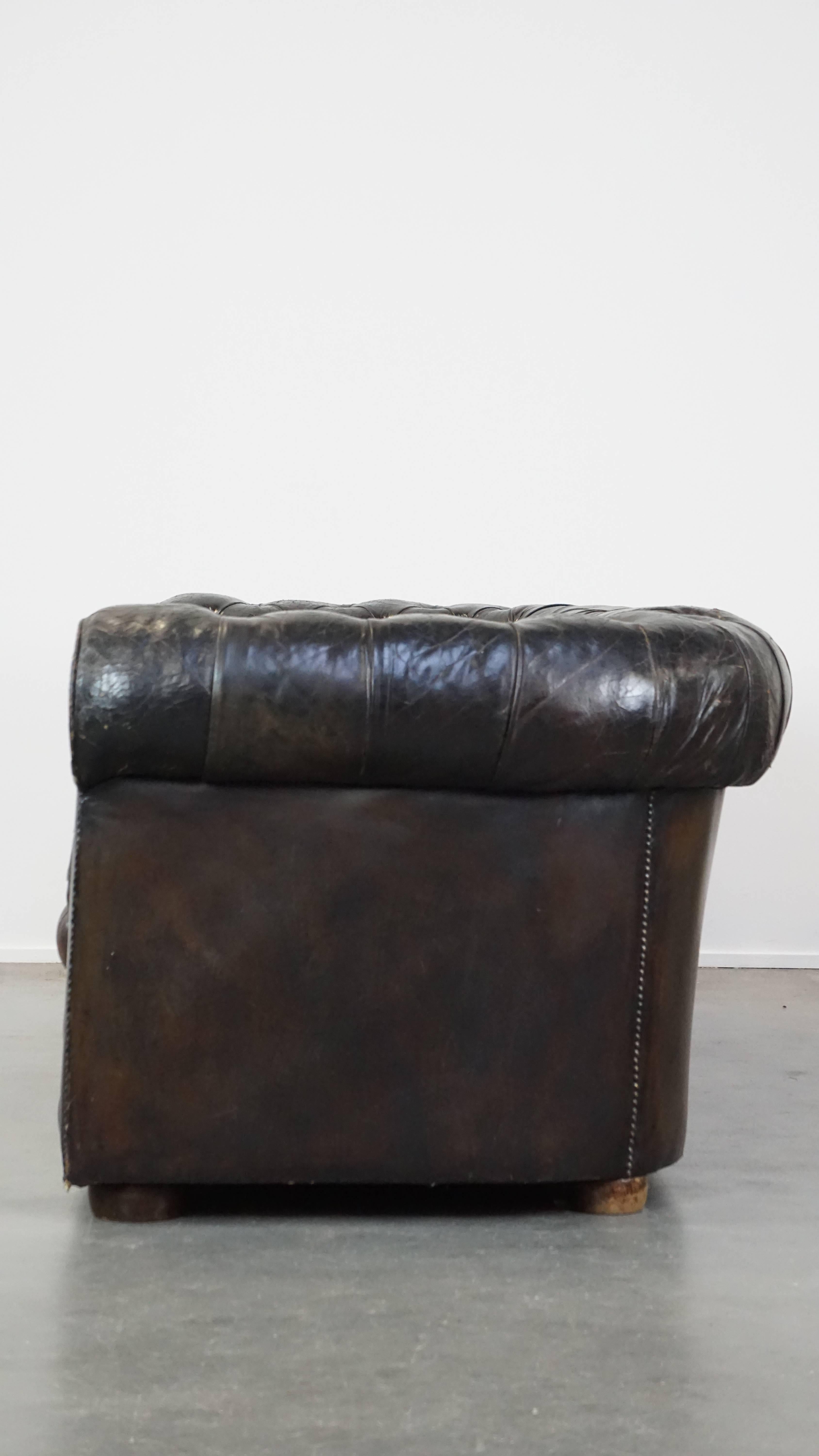 Canapé Chesterfield 3 places en cuir ancien avec excellent caractère et patina Bon état - En vente à Harderwijk, NL
