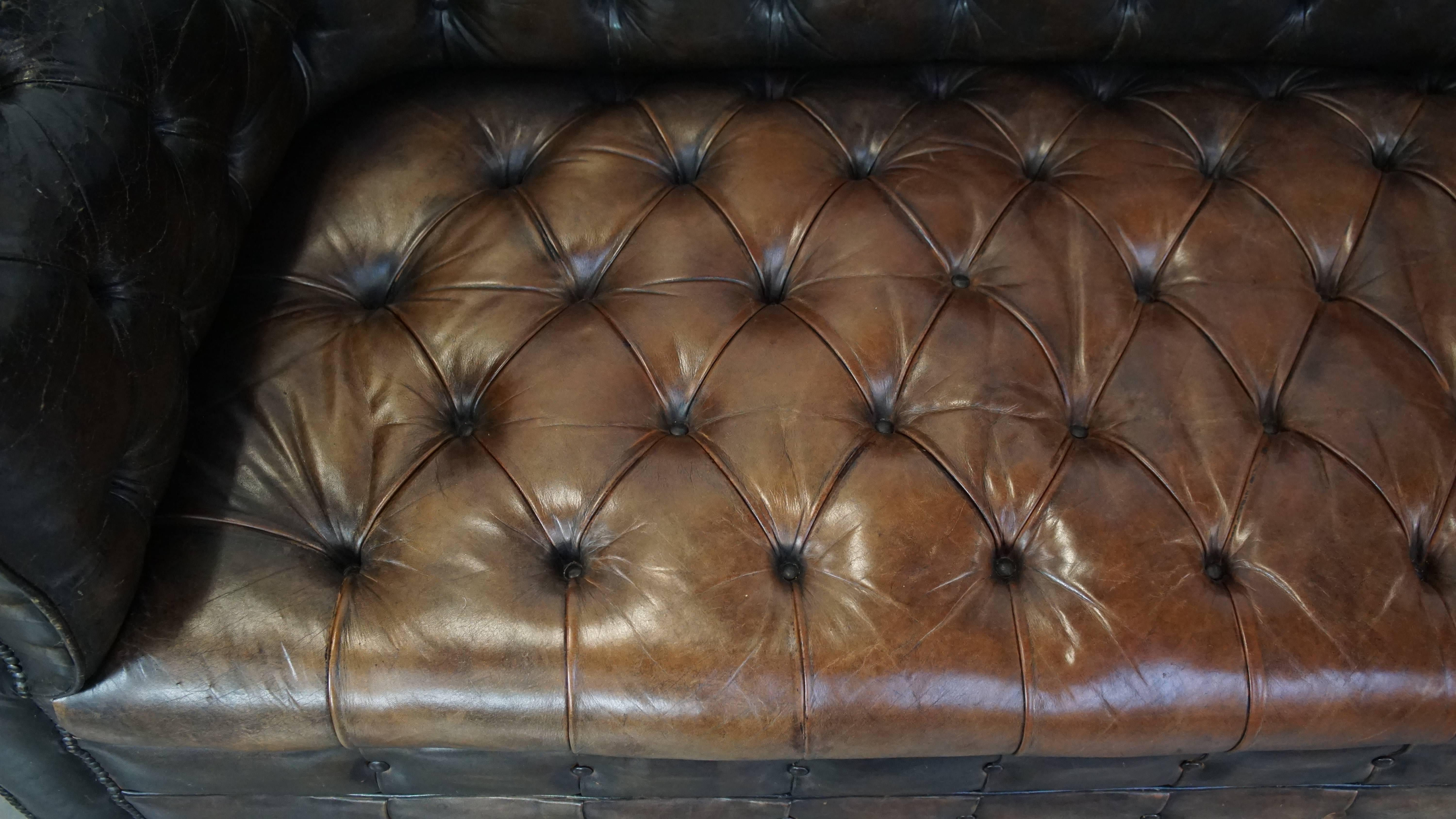 XIXe siècle Canapé Chesterfield 3 places en cuir ancien avec excellent caractère et patina en vente