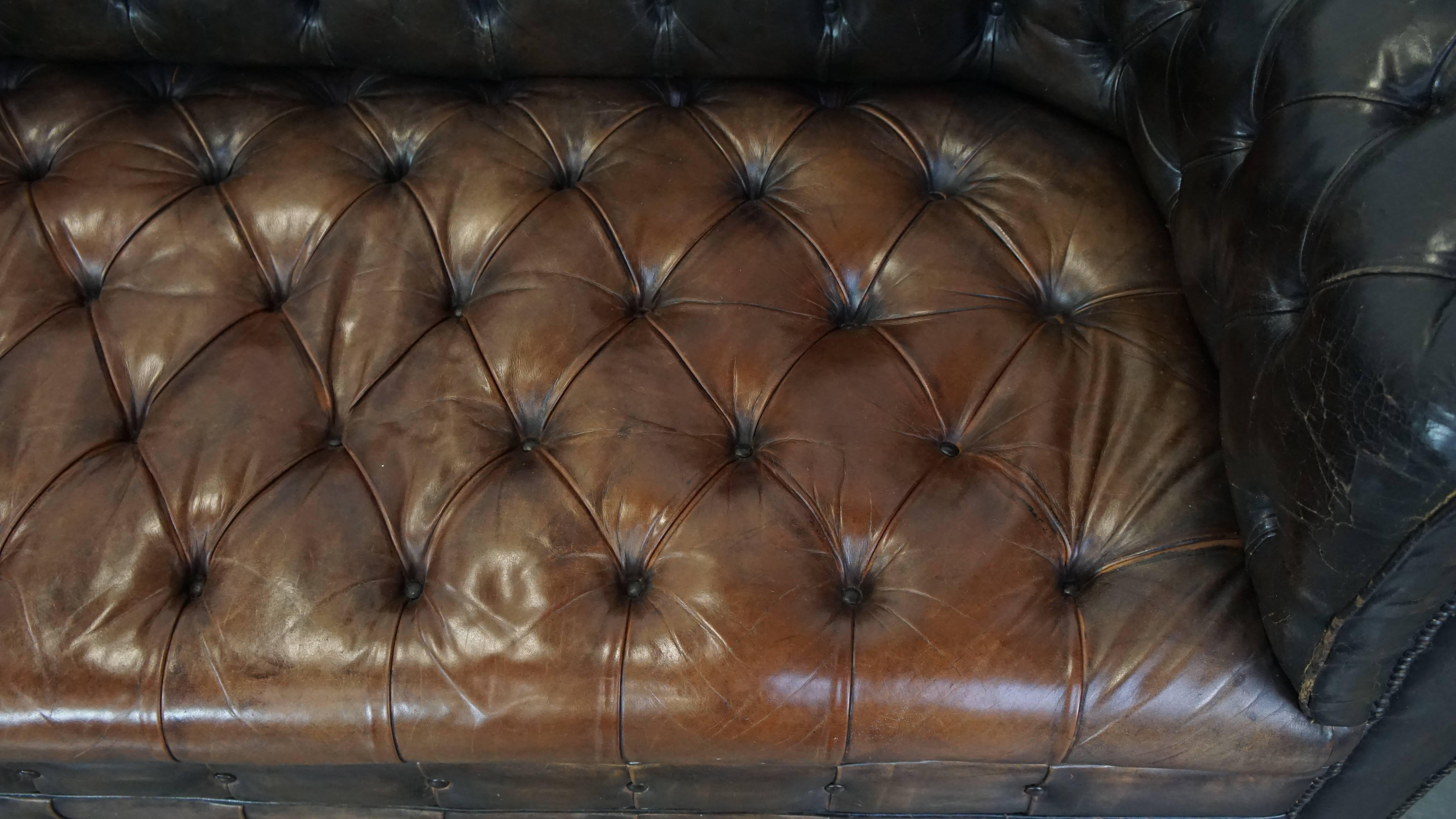 Cuir de vache Canapé Chesterfield 3 places en cuir ancien avec excellent caractère et patina en vente