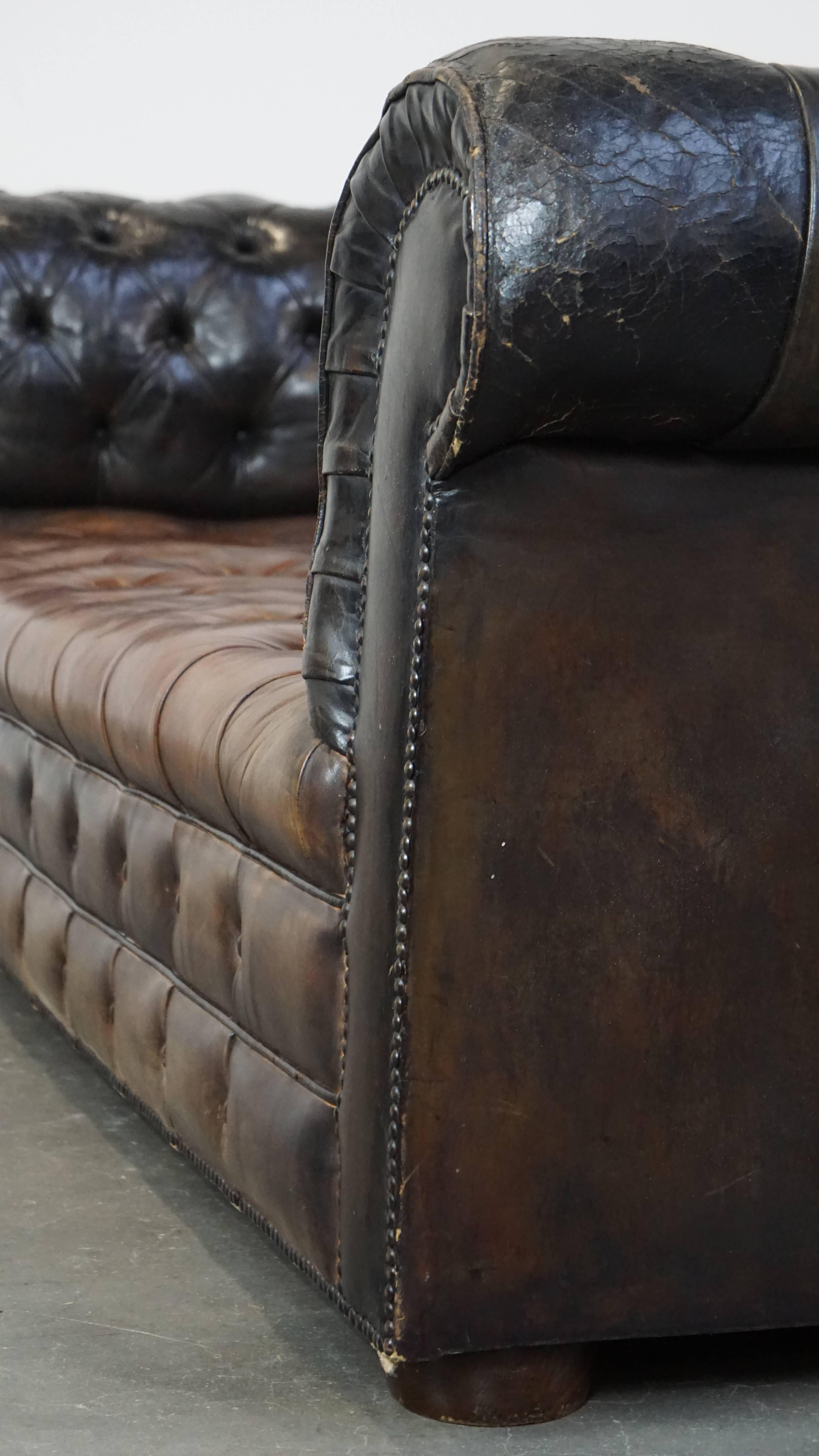 Canapé Chesterfield 3 places en cuir ancien avec excellent caractère et patina en vente 3