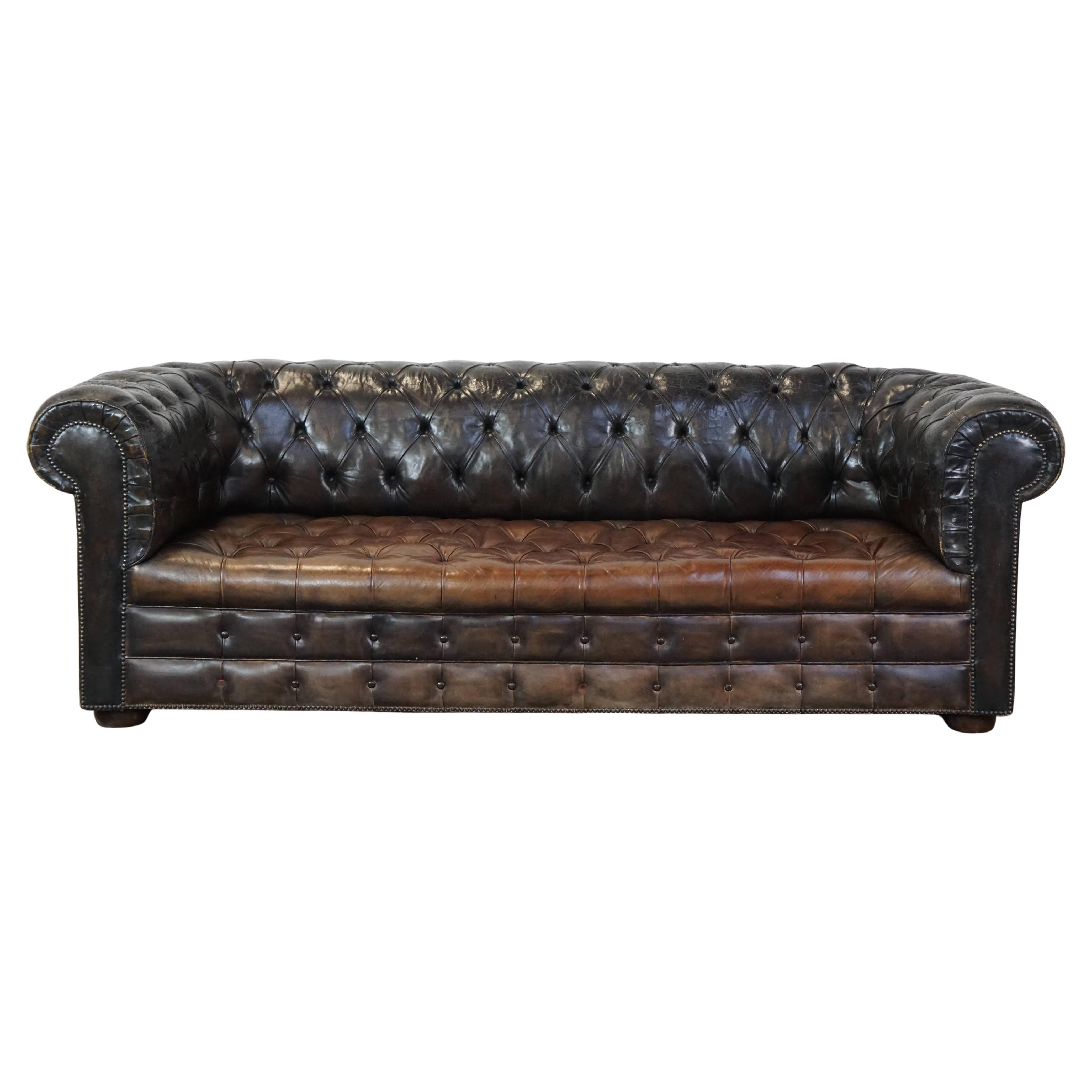 Canapé Chesterfield 3 places en cuir ancien avec excellent caractère et patina en vente