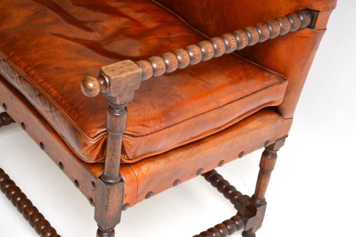 Canapé Bobbin ancien en cuir et chêne sculpté en vente 4