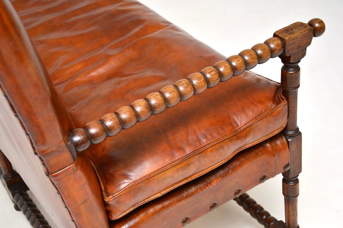 Canapé Bobbin ancien en cuir et chêne sculpté en vente 5