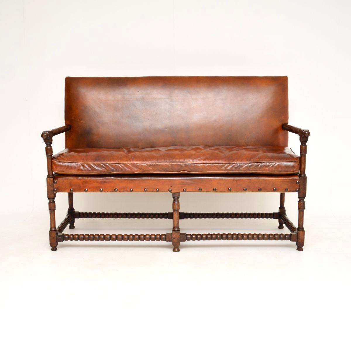 Magnifique canapé ancien en cuir et en chêne sculpté. Fabriqué en Angleterre, il date de la période 1890-1910.

Il est d'une qualité exceptionnelle, il est plein de caractère et de charme. Le cadre en chêne massif est magnifiquement réalisé avec des