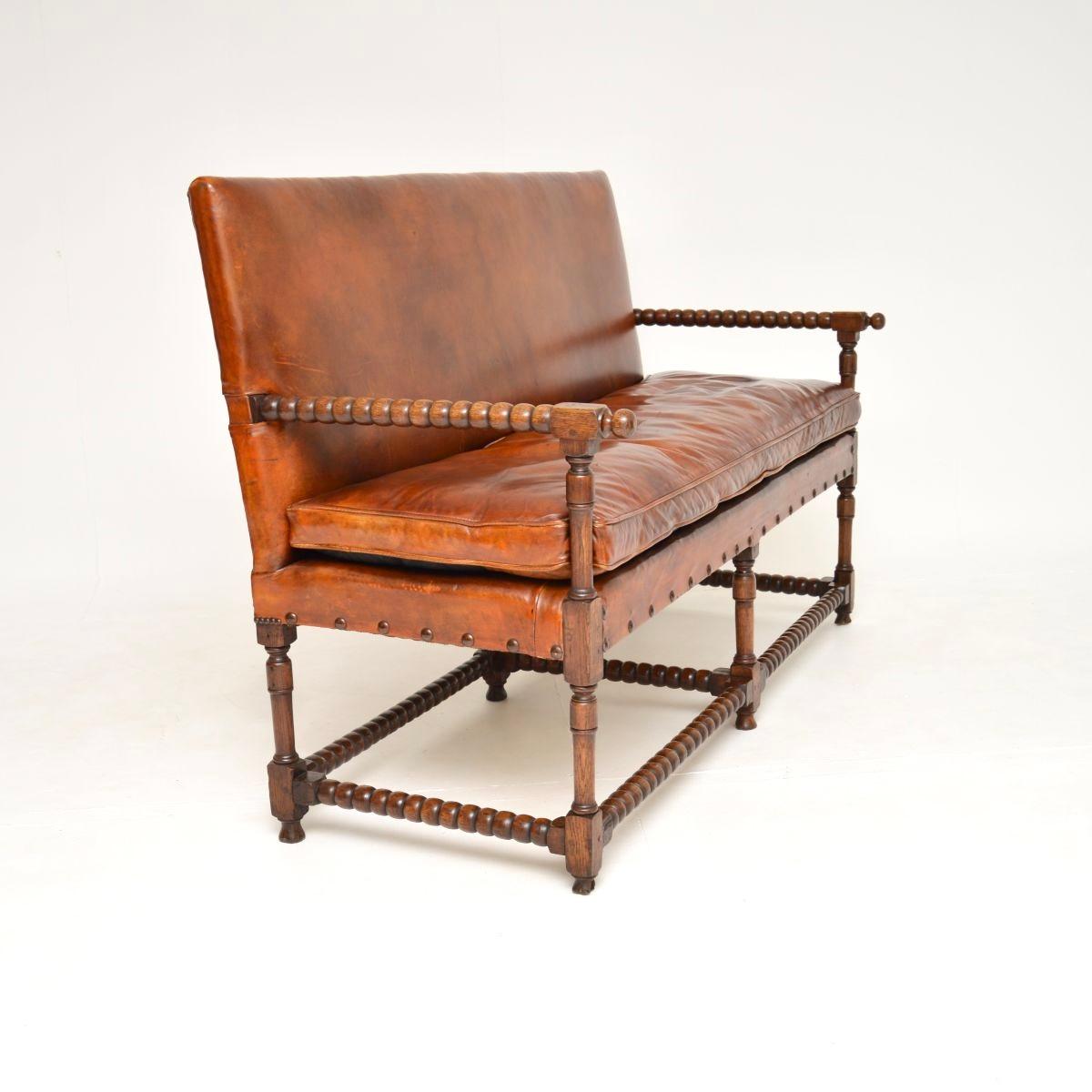 Britannique Canapé Bobbin ancien en cuir et chêne sculpté en vente
