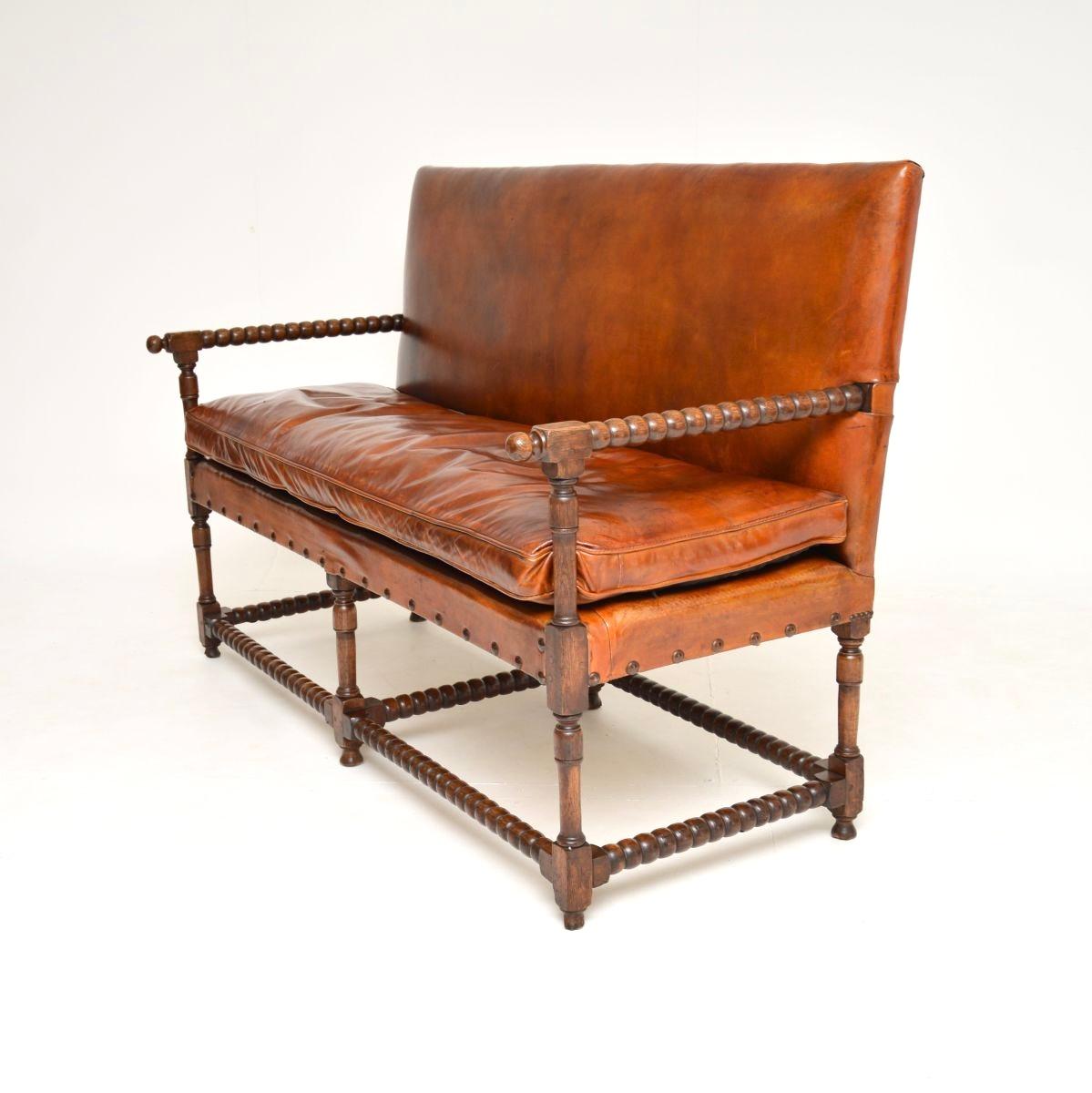 Canapé Bobbin ancien en cuir et chêne sculpté Bon état - En vente à London, GB