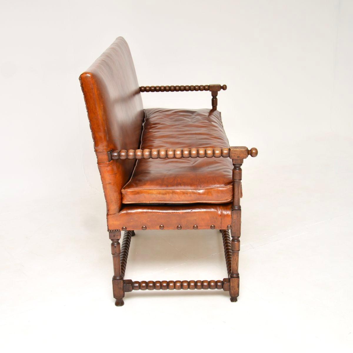 Fin du XIXe siècle Canapé Bobbin ancien en cuir et chêne sculpté en vente