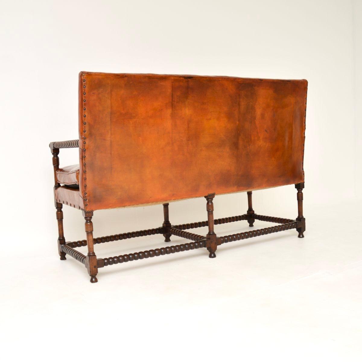 Cuir Canapé Bobbin ancien en cuir et chêne sculpté en vente