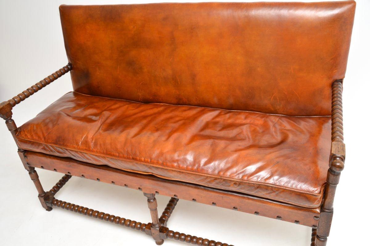 Canapé Bobbin ancien en cuir et chêne sculpté en vente 2