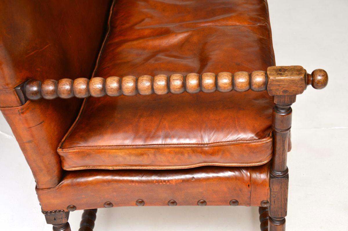 Canapé Bobbin ancien en cuir et chêne sculpté en vente 3