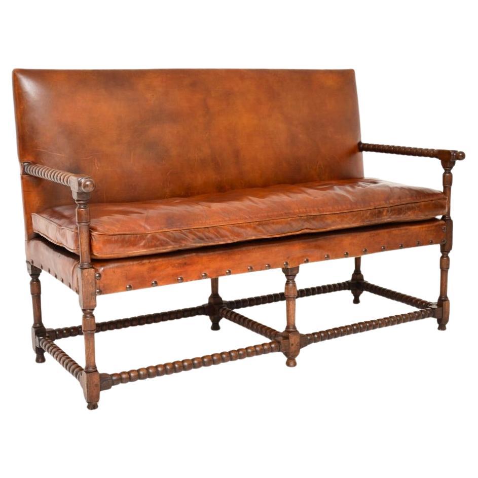 Canapé Bobbin ancien en cuir et chêne sculpté