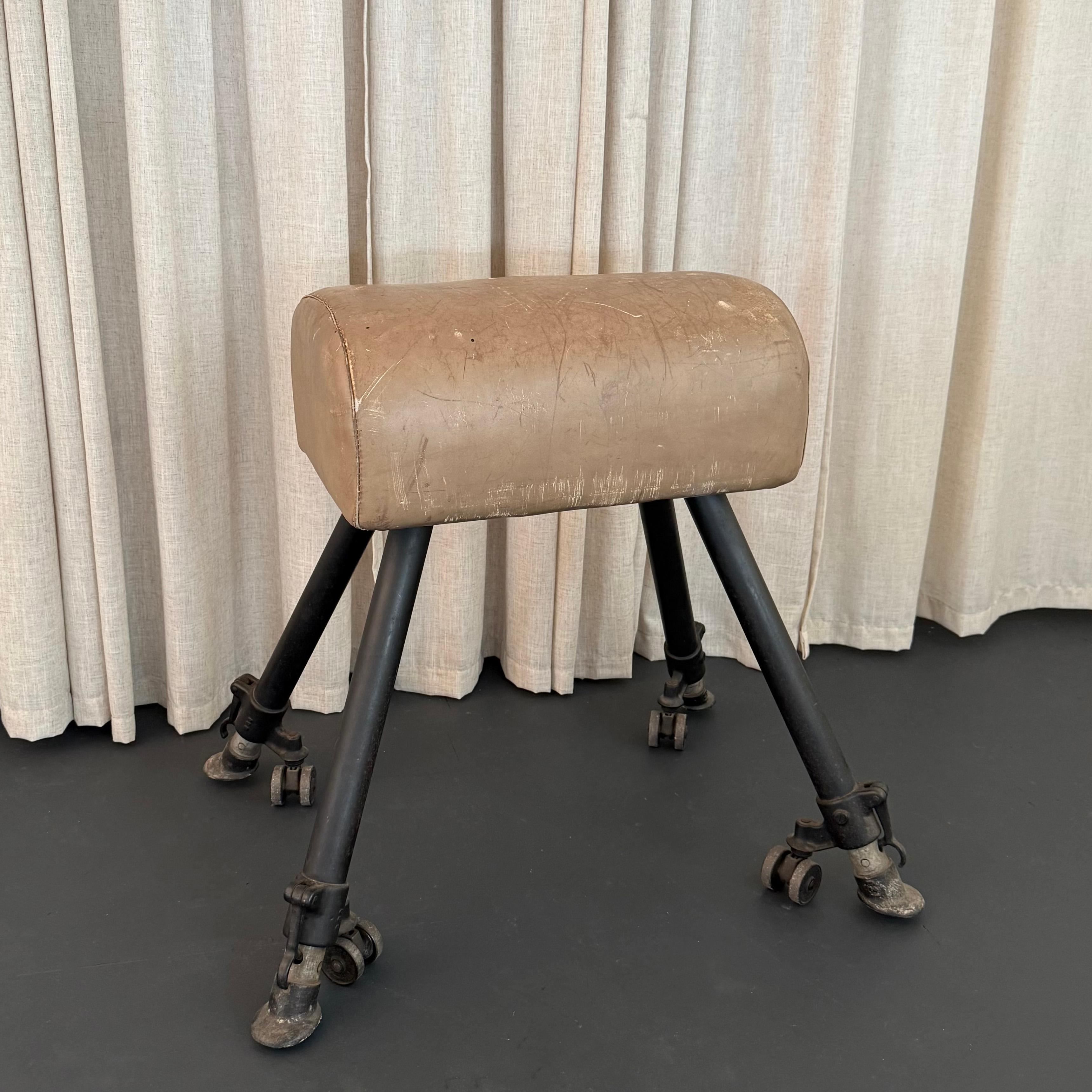 Dieses höhenverstellbare Pauschenpferd aus Leder und Gusseisen aus den 1920er Jahren ist ein erstaunliches antikes Turnhallen-Stück. Der 22