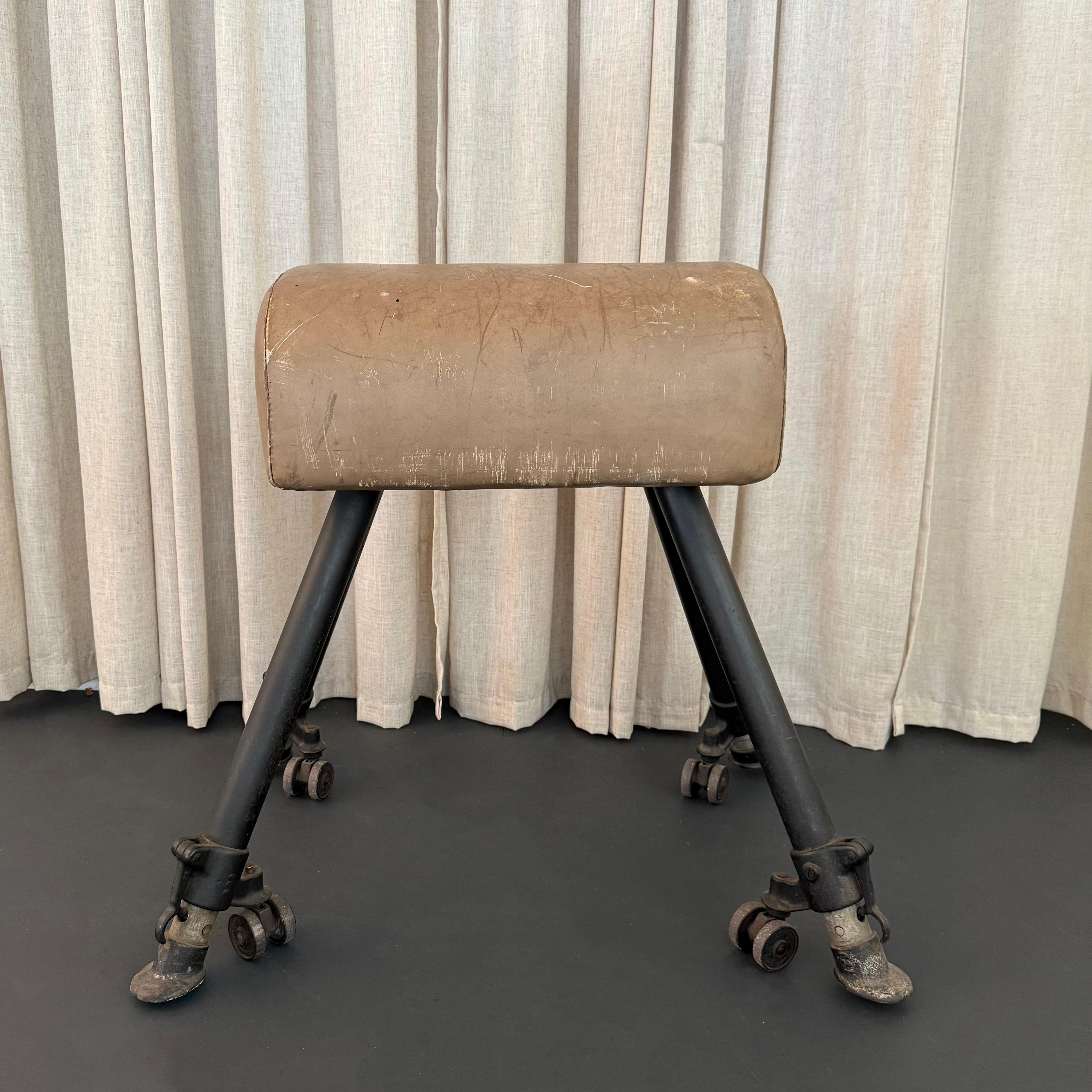 Antike Leder und Gusseisen einstellbar Gymnasium Pommel Pferd (Industriell) im Angebot