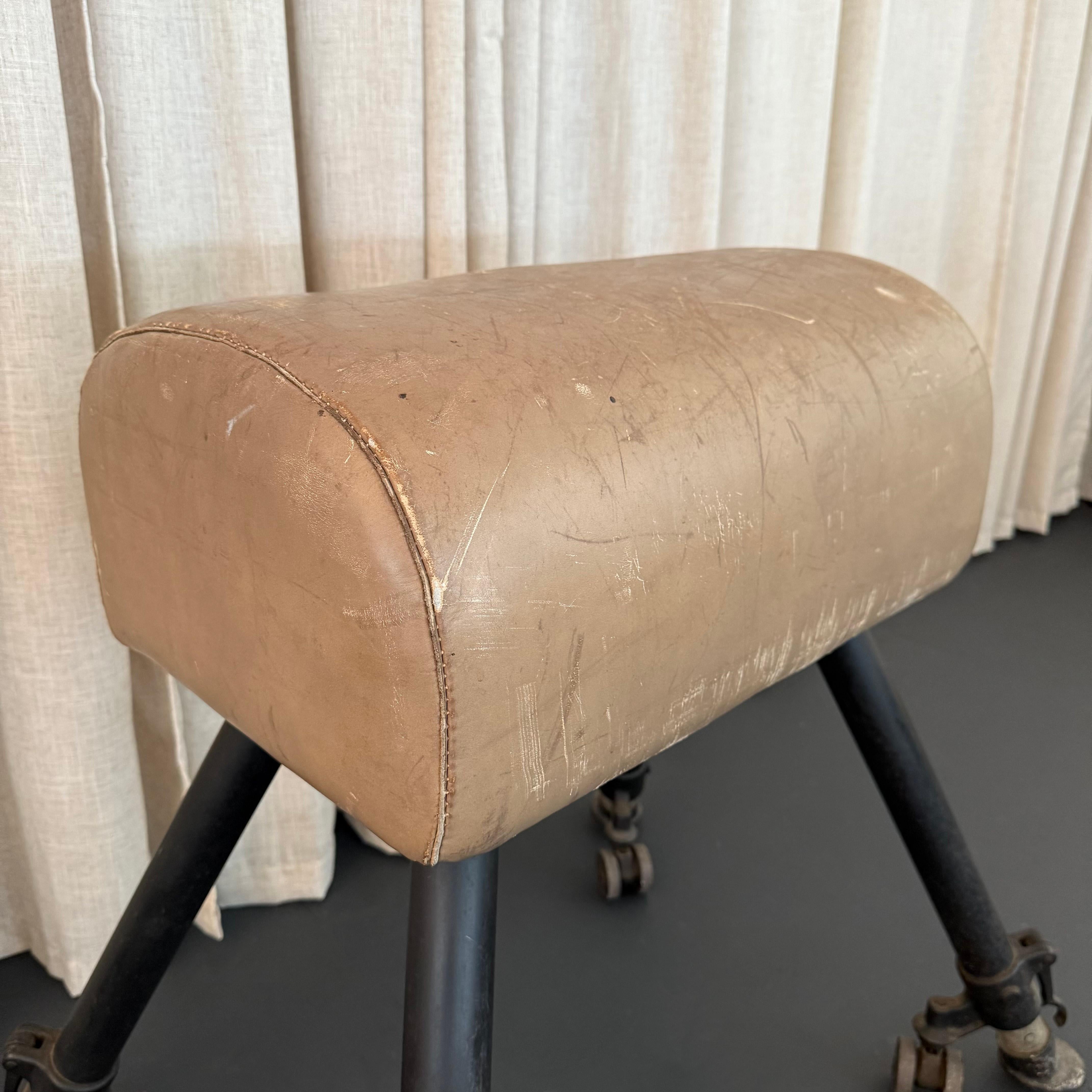 Antike Leder und Gusseisen einstellbar Gymnasium Pommel Pferd im Zustand „Gut“ im Angebot in Brooklyn, NY