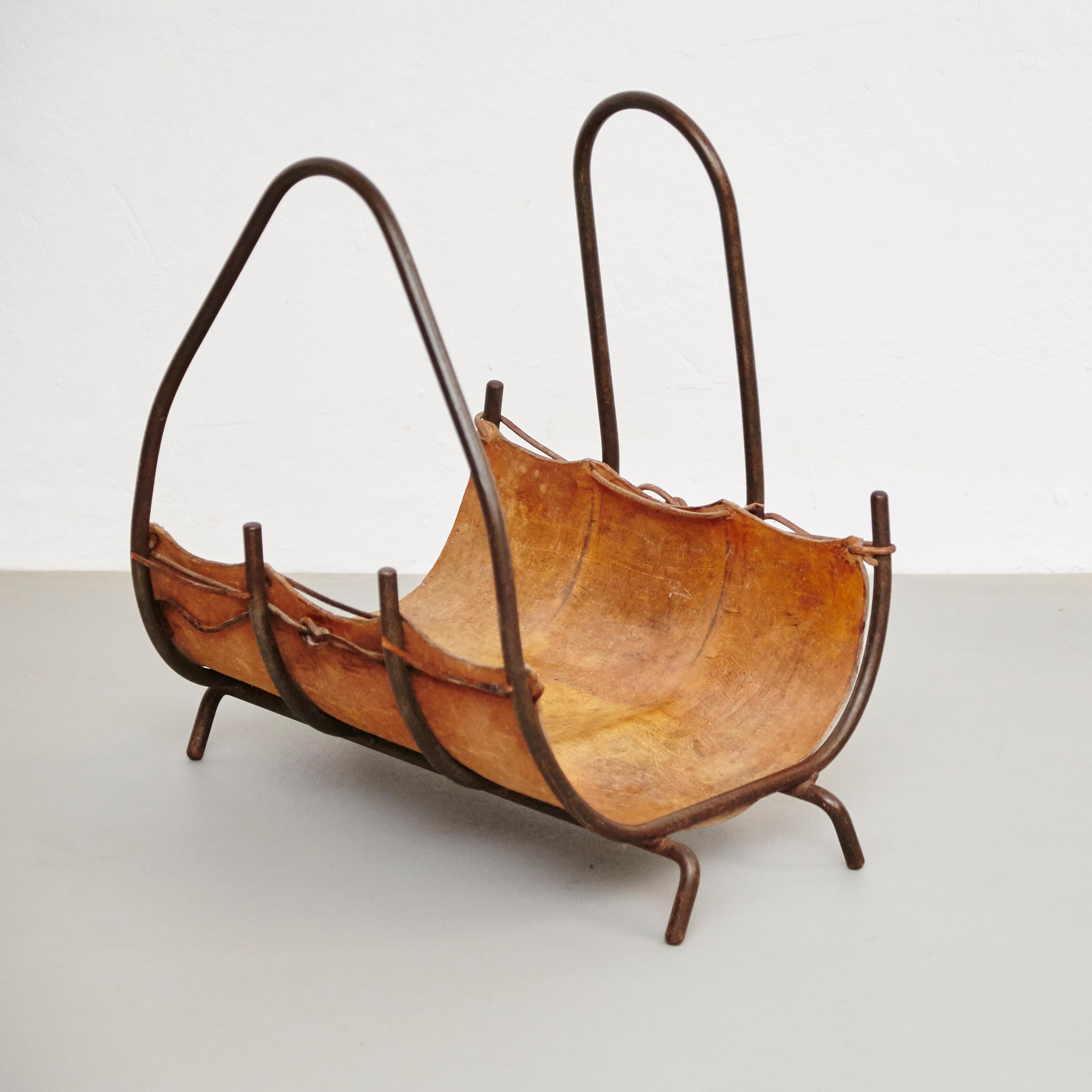 Antique firewood basket by unknown designer, circa 1960. In good condition, with minor wear consistent with age and use, preserving a beautiful patina.

Materials:
Leather
Metal

Dimensions:
D 54 cm x W 42 cm x H 55 cm.