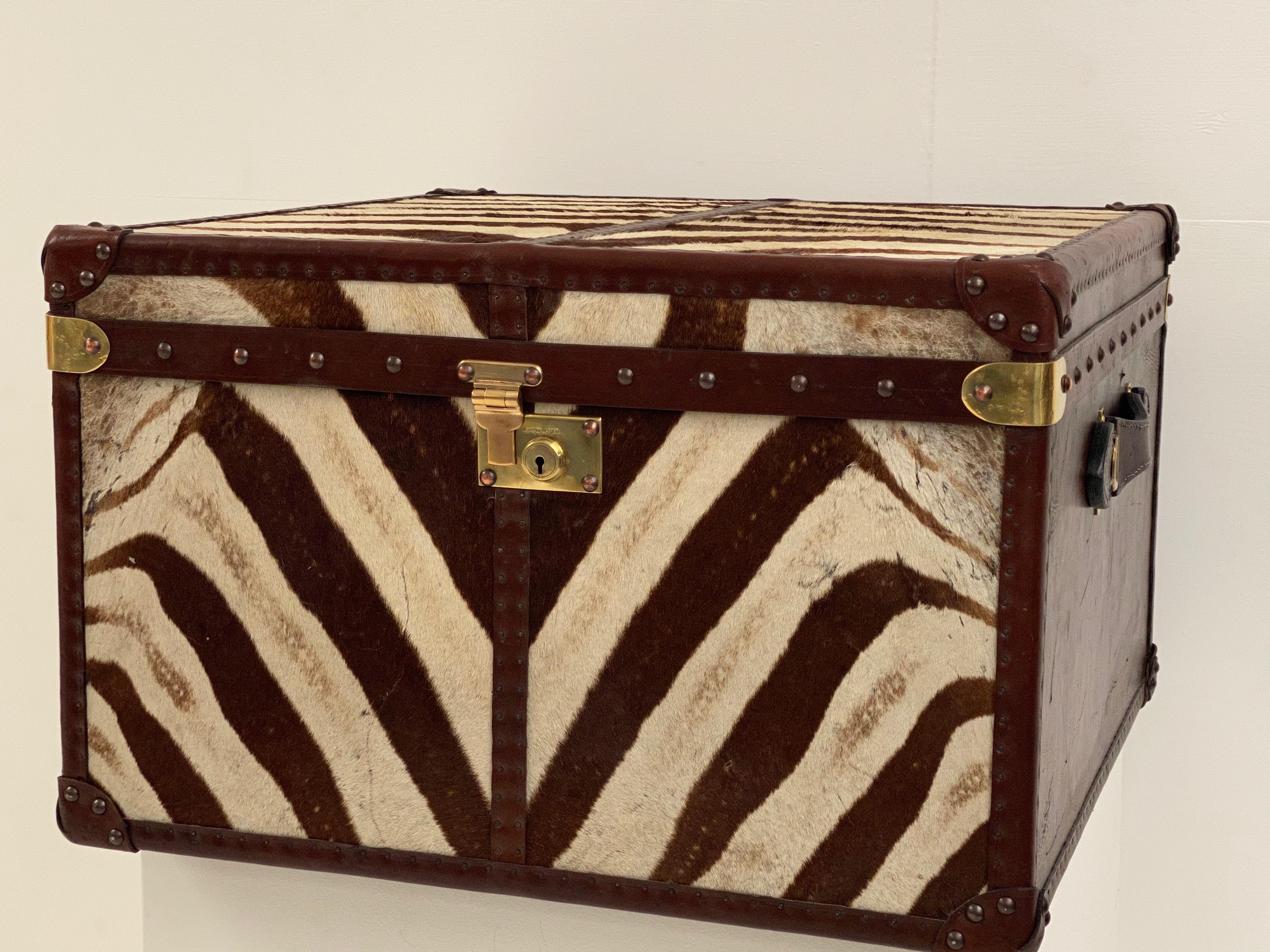 Antique Leather and Zebra Skin Trunk In Good Condition In Schellebelle, BE