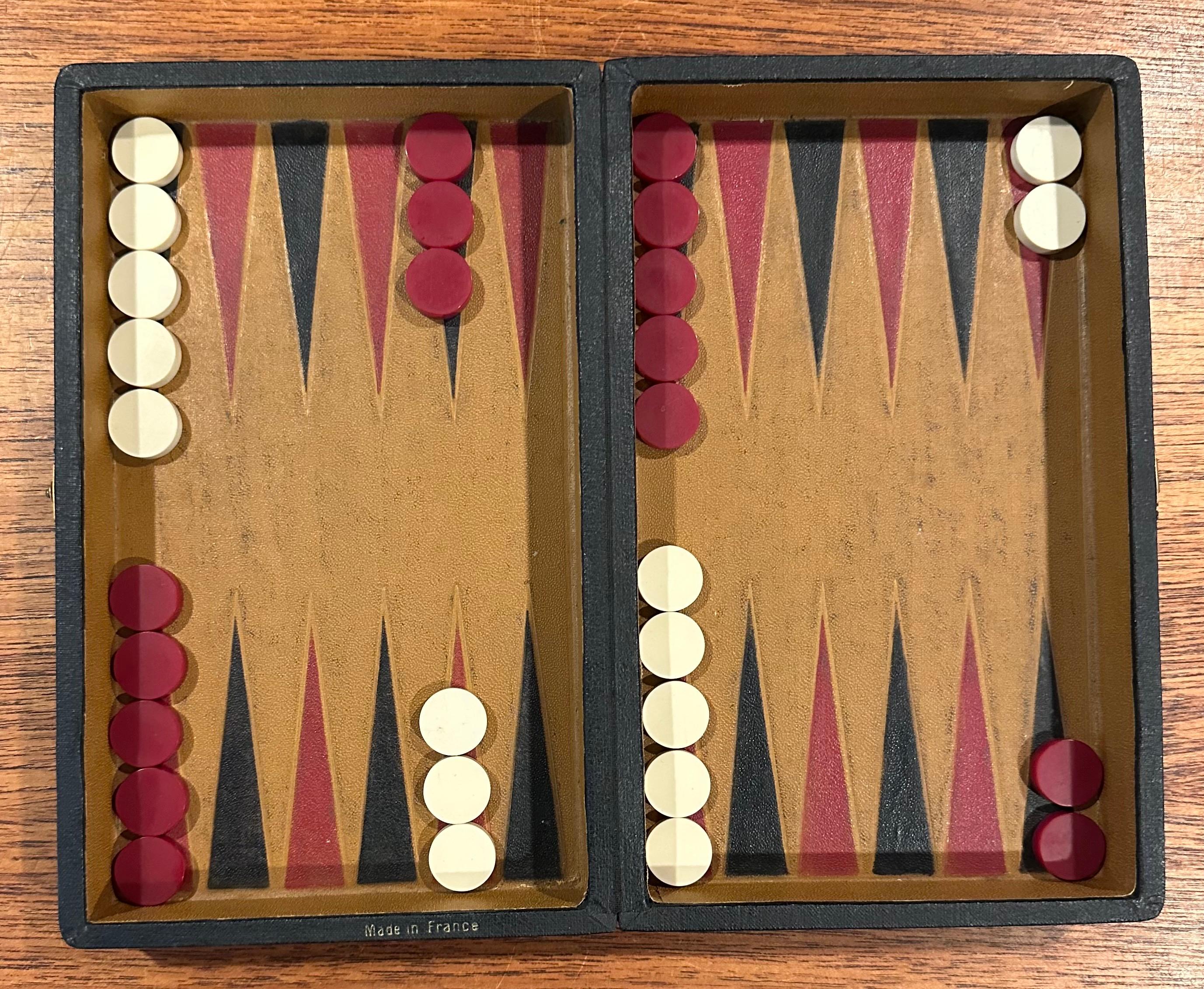 Antiguo Juego de Backgammon / Damas de Viaje de Cuero y Baquelita de Francia en venta 4