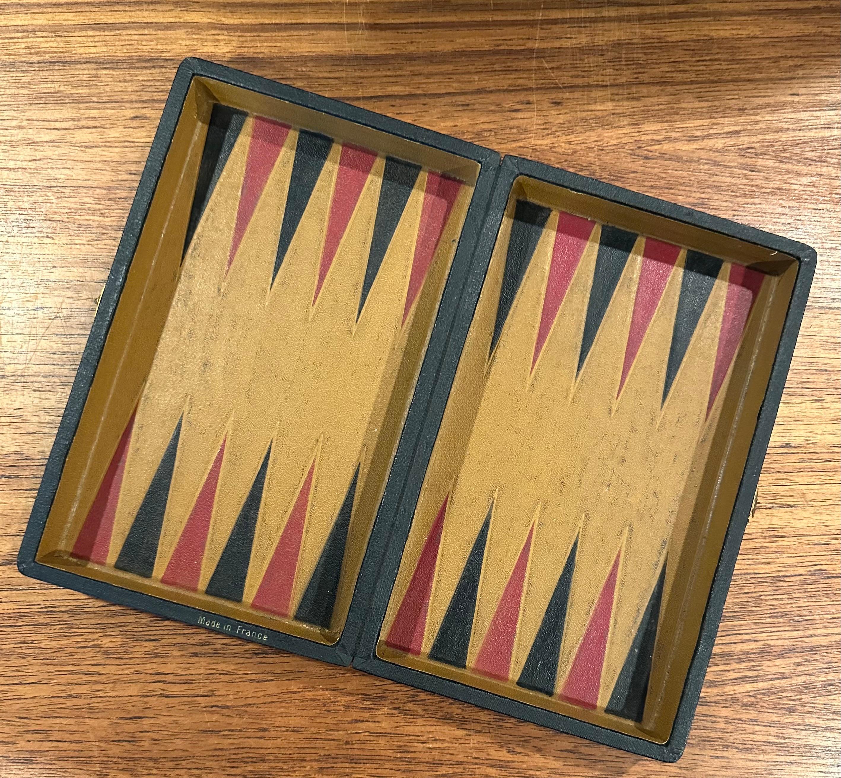 Antiguo Juego de Backgammon / Damas de Viaje de Cuero y Baquelita de Francia en venta 5
