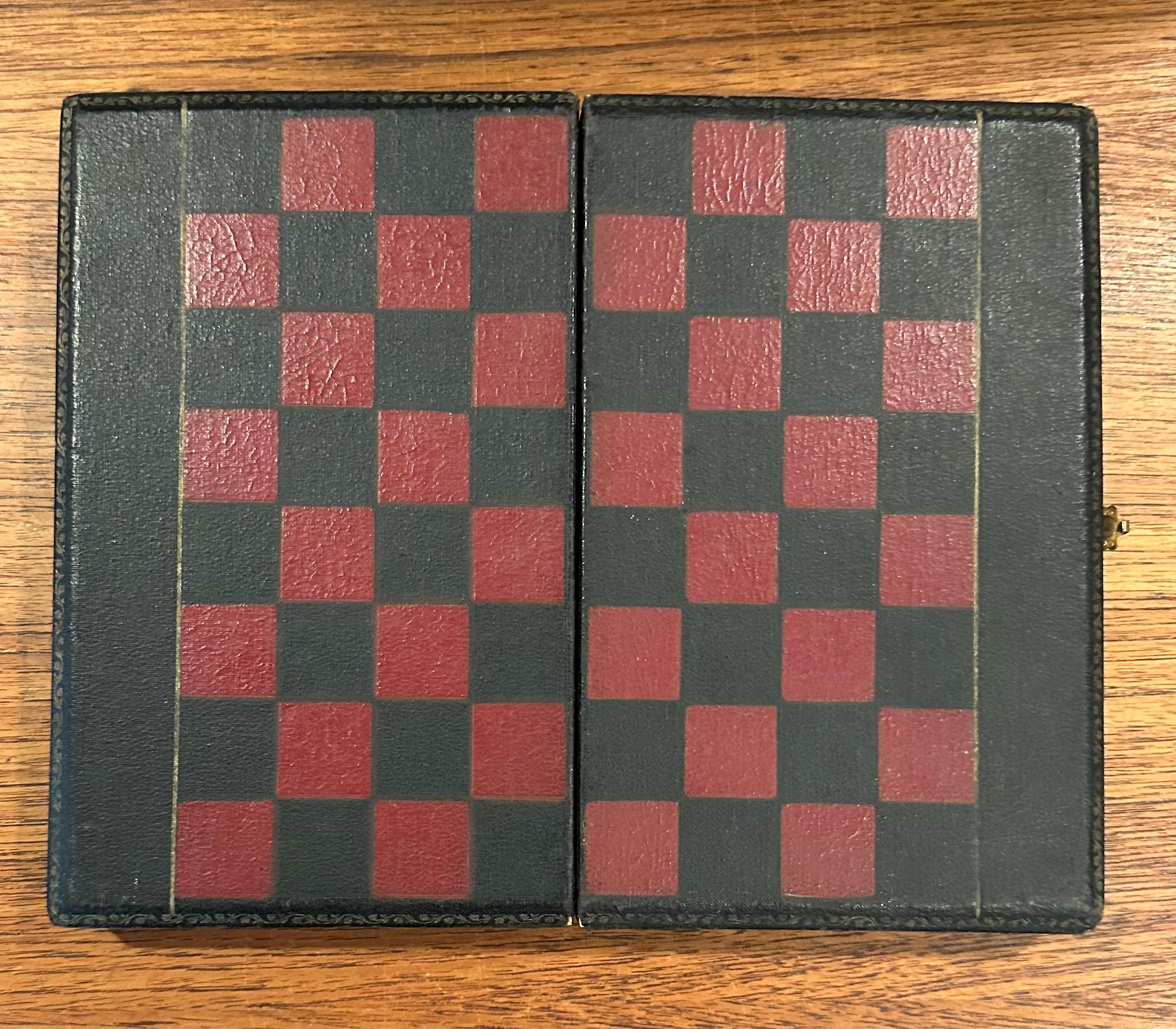 Antiguo Juego de Backgammon / Damas de Viaje de Cuero y Baquelita de Francia en venta 6