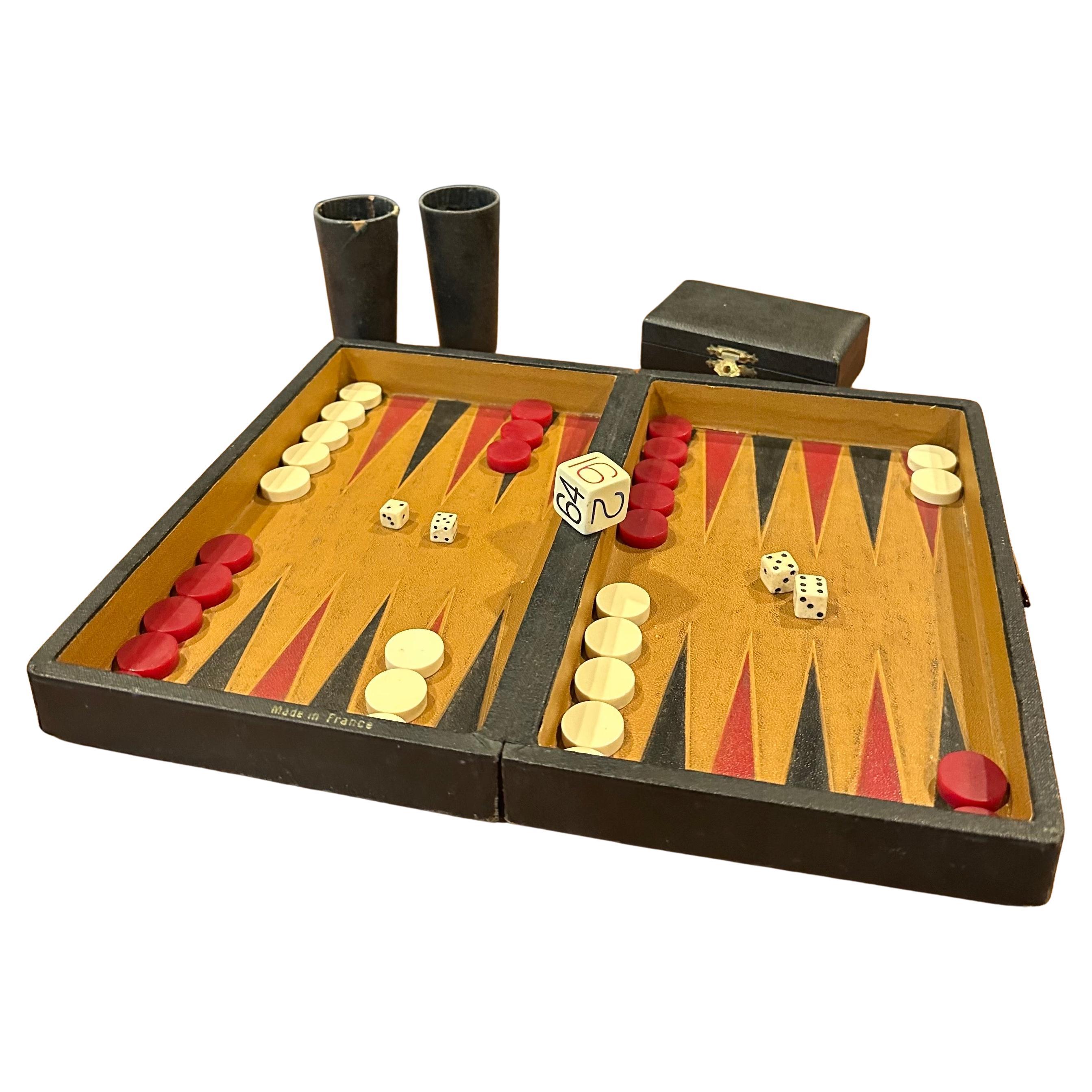 Antiguo Juego de Backgammon / Damas de Viaje de Cuero y Baquelita de Francia en venta