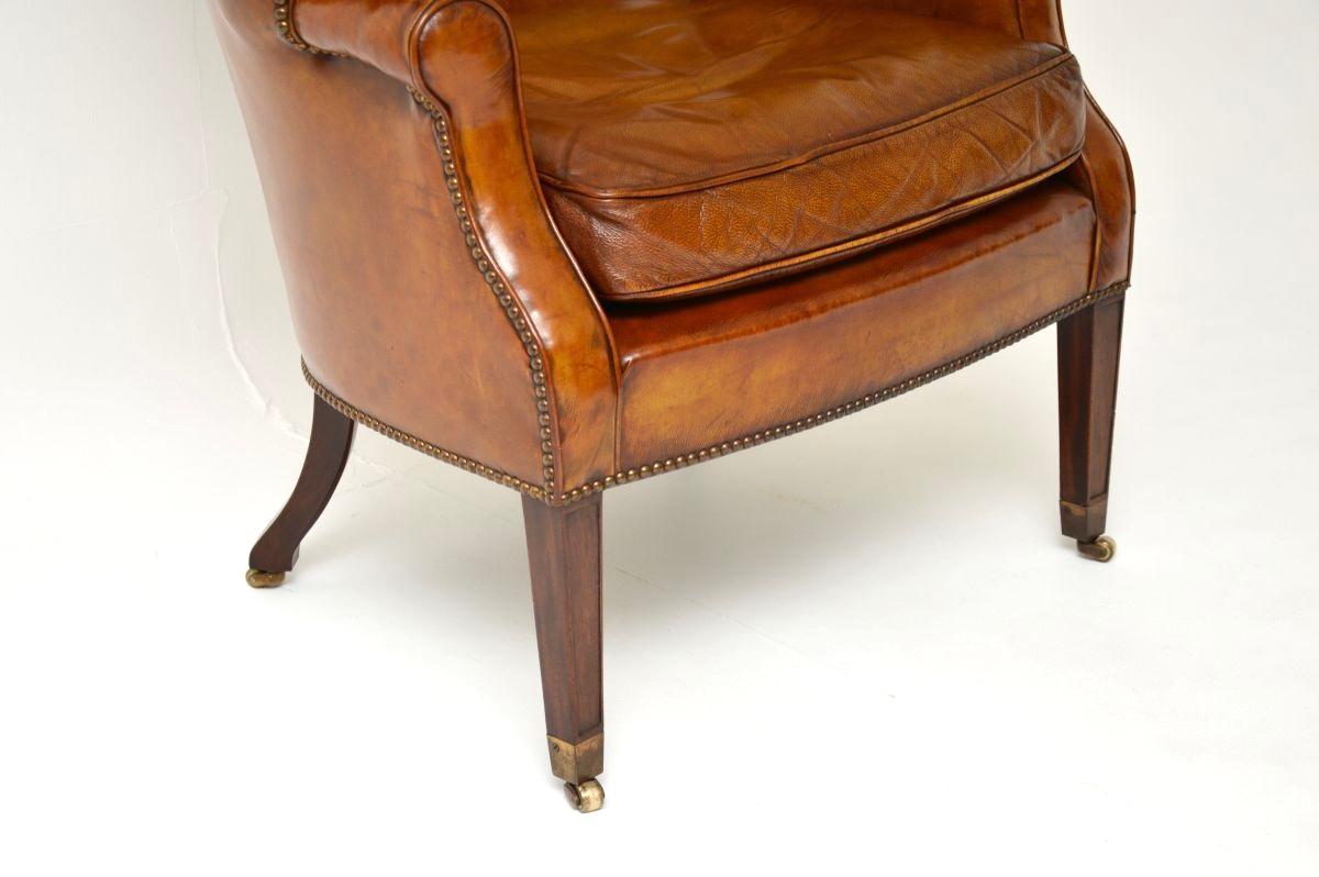 Sillón de cuero antiguo con respaldo de barril en venta 3