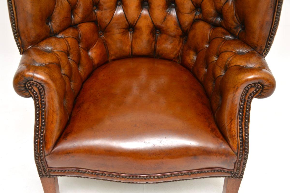 Fauteuil à oreilles en cuir antique à dossier en forme de tonneau en vente 3