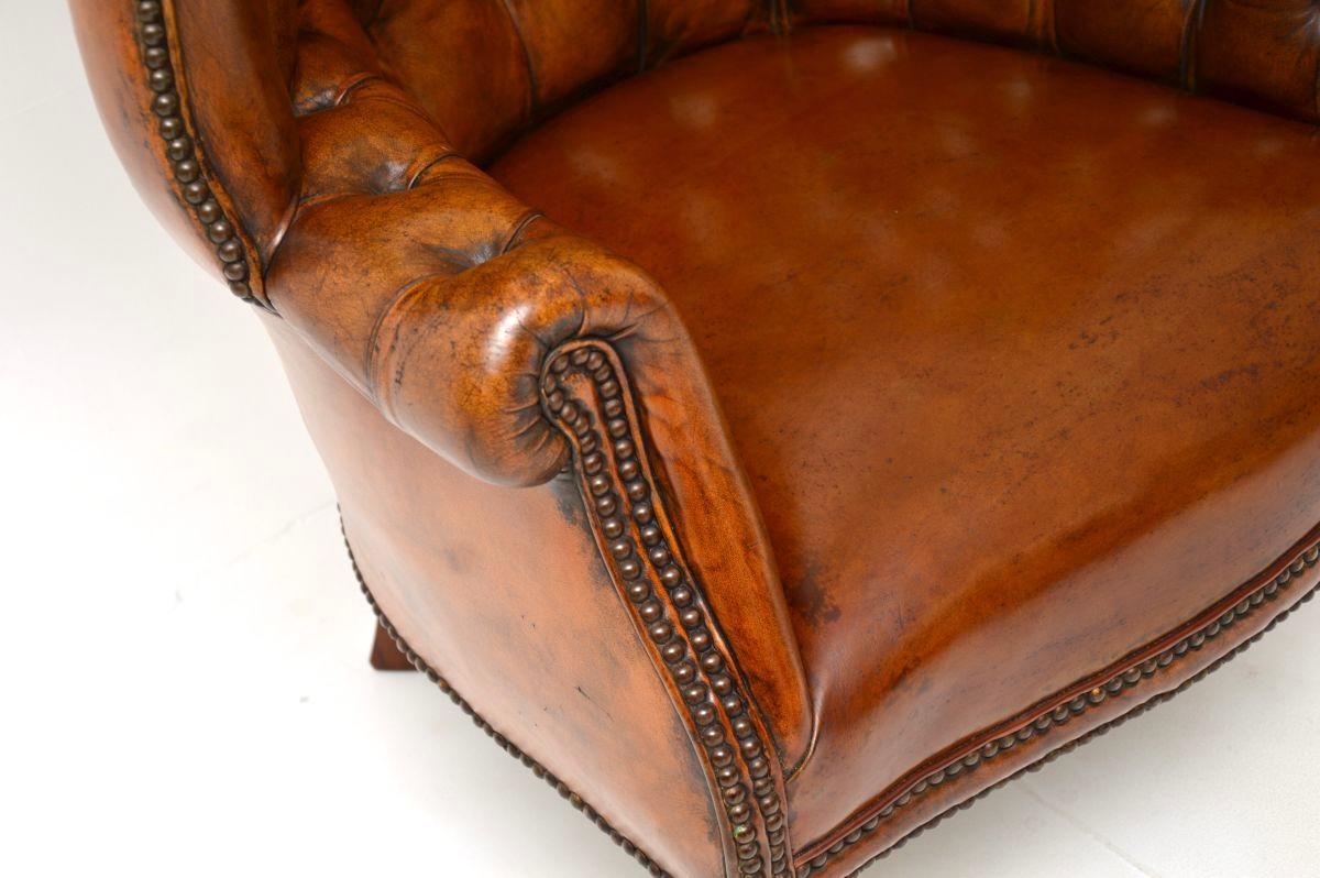 Fauteuil à oreilles en cuir antique à dossier en forme de tonneau en vente 4