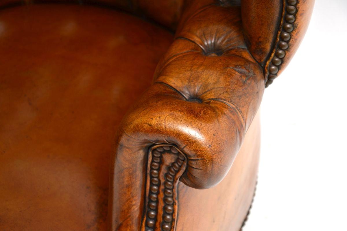 Fauteuil à oreilles en cuir antique à dossier en forme de tonneau en vente 5