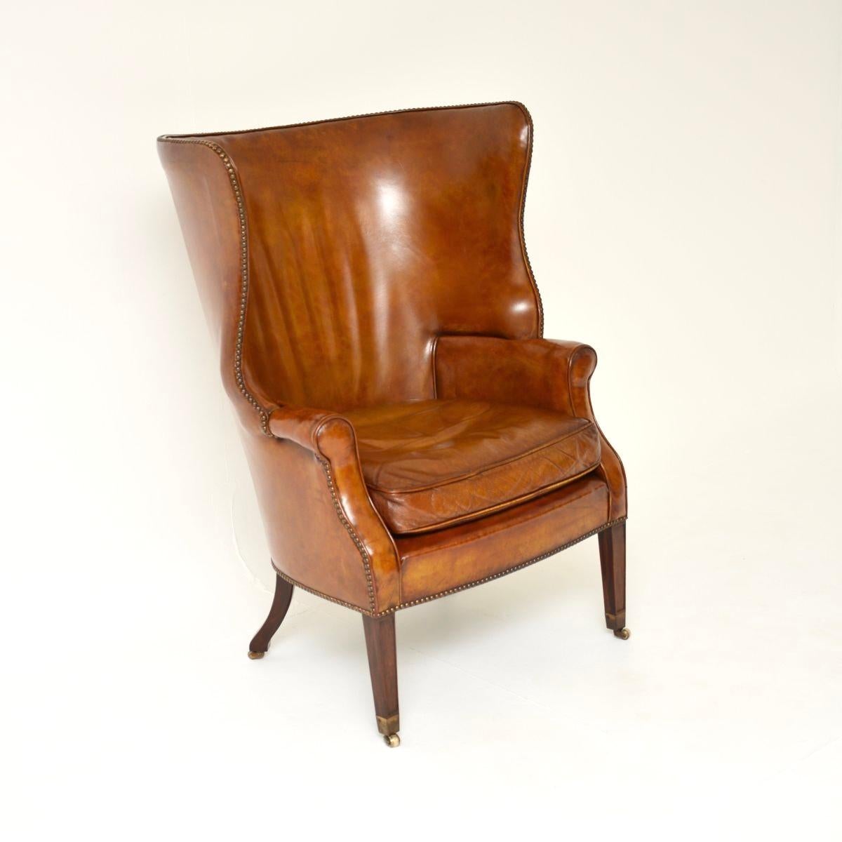 Extraordinario sillón de cuero antiguo con respaldo de barril. Se fabricó en Inglaterra, data de principios del siglo XX, probablemente en torno a los años 1910-20.

Es de magnífica calidad, ésta es de proporciones generosas y resulta extremadamente