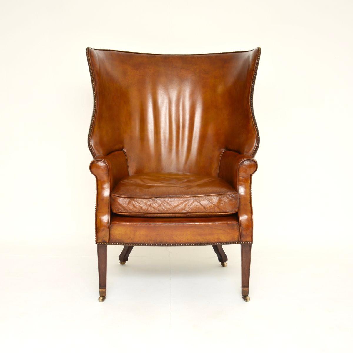 Sillón de cuero antiguo con respaldo de barril Georgiano en venta