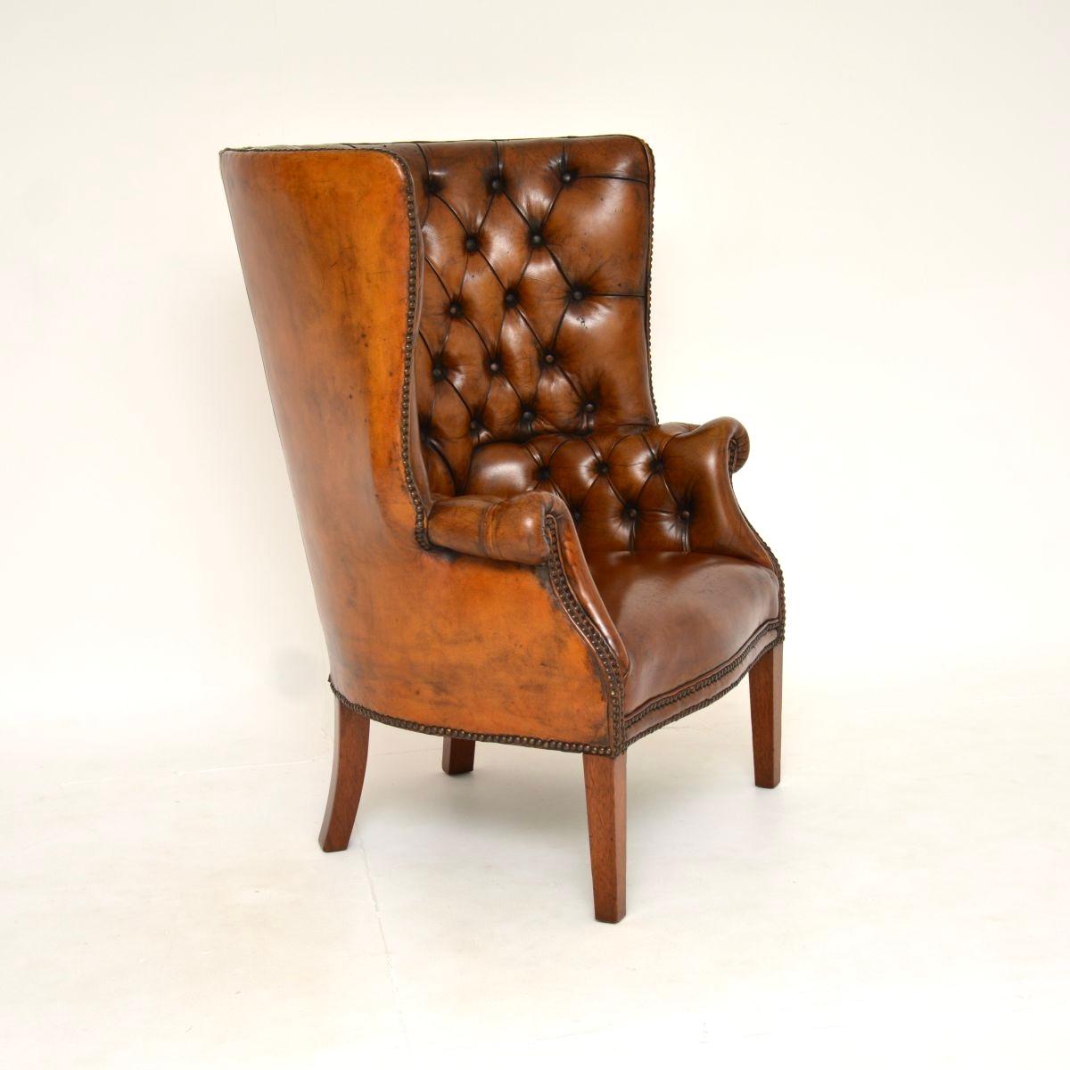 Georgien Fauteuil à oreilles en cuir antique à dossier en forme de tonneau en vente