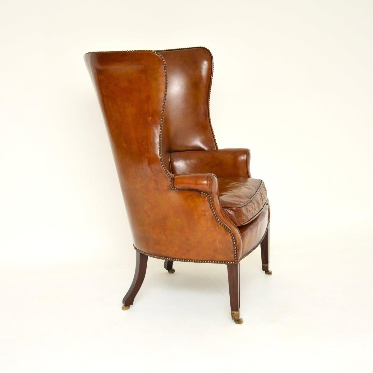 Sillón de cuero antiguo con respaldo de barril Británico en venta