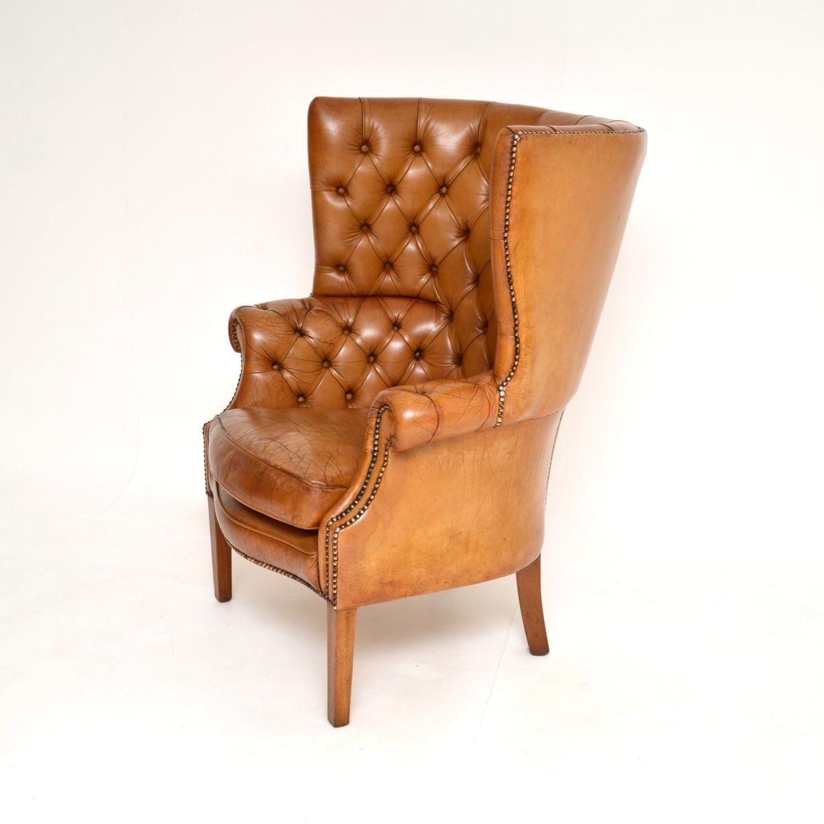 Britannique Fauteuil à oreilles en cuir antique à dossier en forme de tonneau en vente