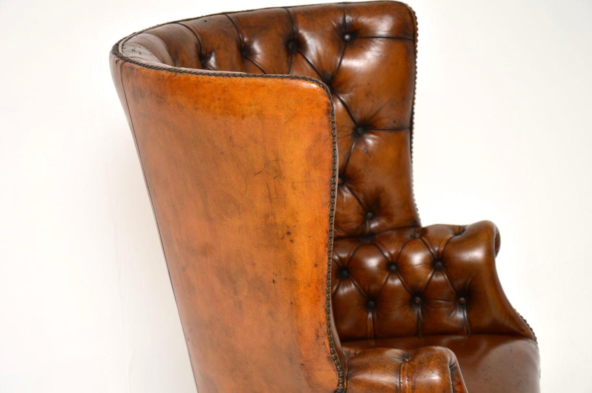 Britannique Fauteuil à oreilles en cuir antique à dossier en forme de tonneau en vente