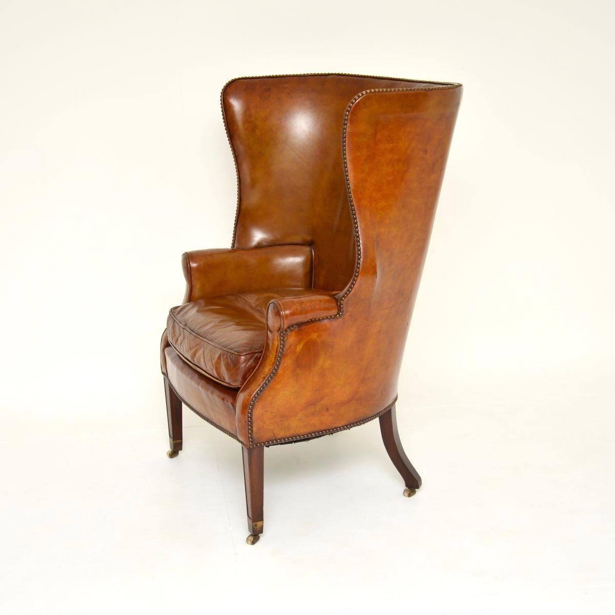 Sillón de cuero antiguo con respaldo de barril en Bueno estado para la venta en London, GB