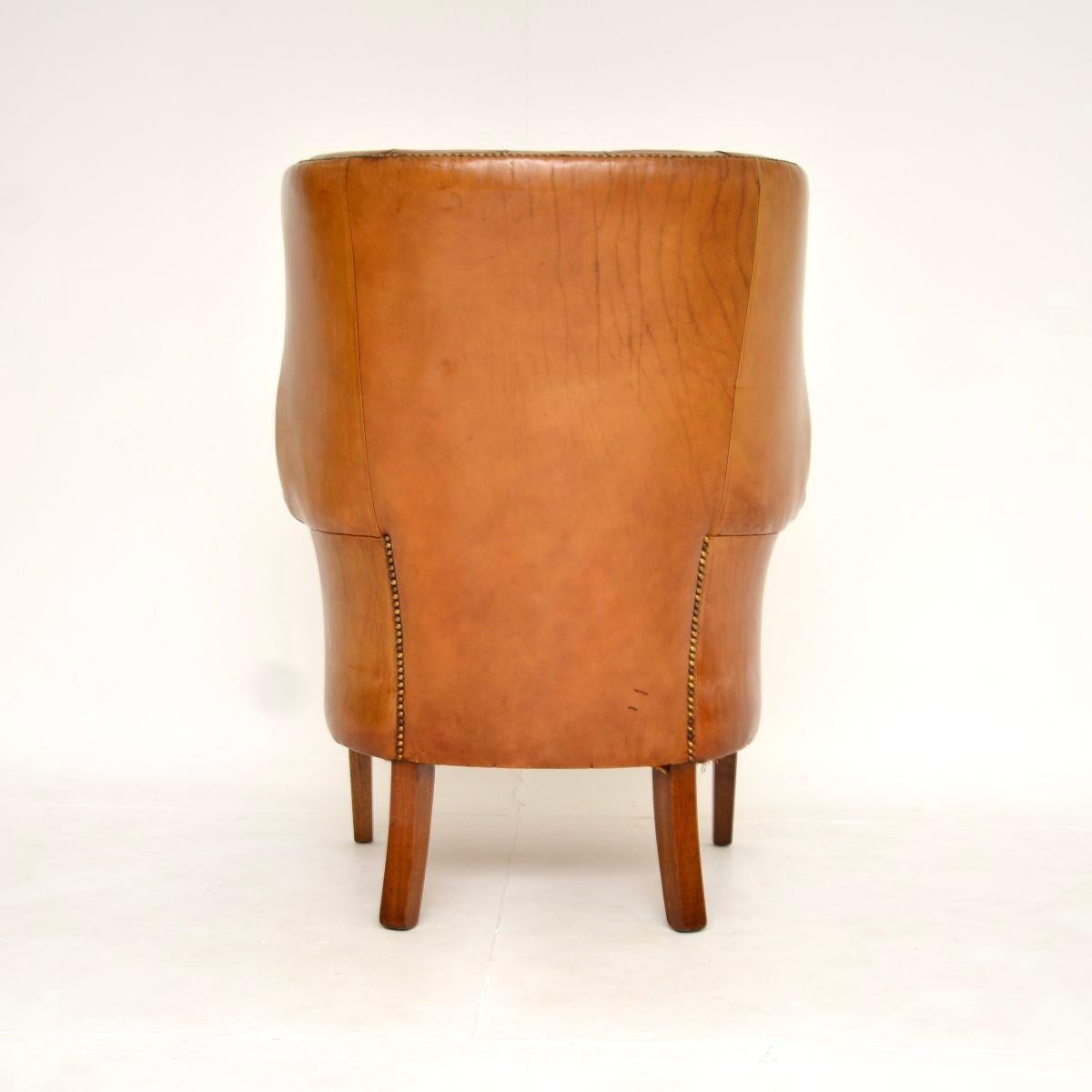 Fauteuil à oreilles en cuir antique à dossier en forme de tonneau Bon état - En vente à London, GB