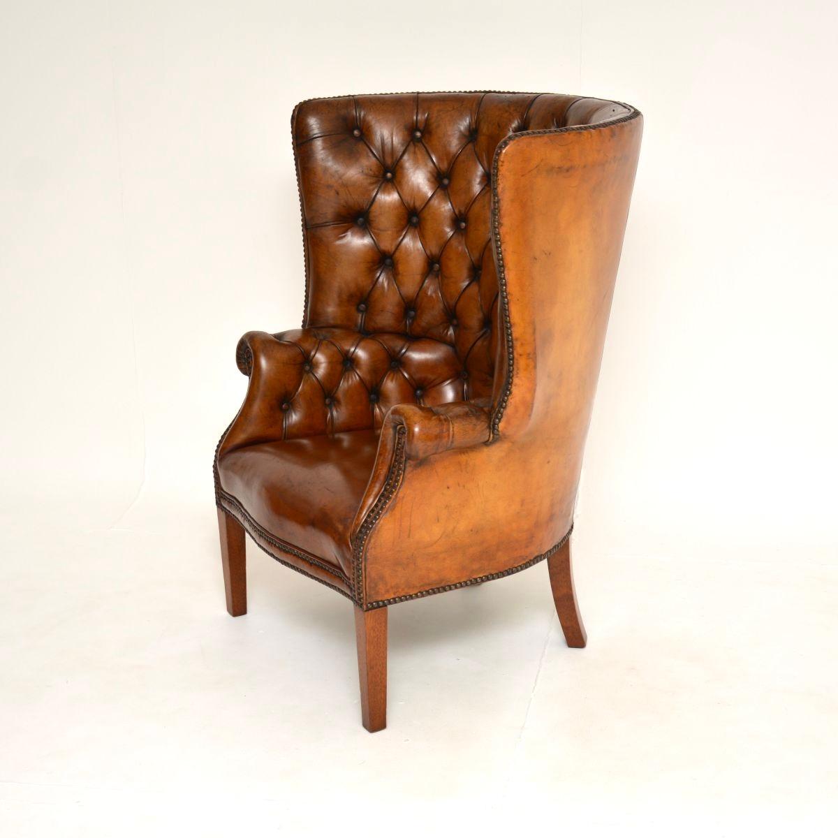 Fauteuil à oreilles en cuir antique à dossier en forme de tonneau Bon état - En vente à London, GB
