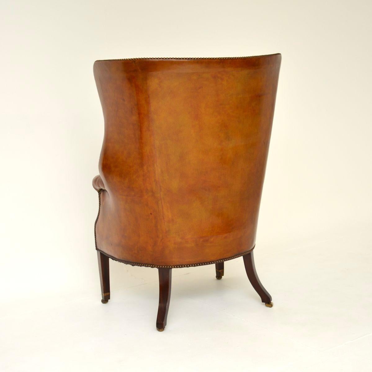 Sillón de cuero antiguo con respaldo de barril principios del siglo XX en venta