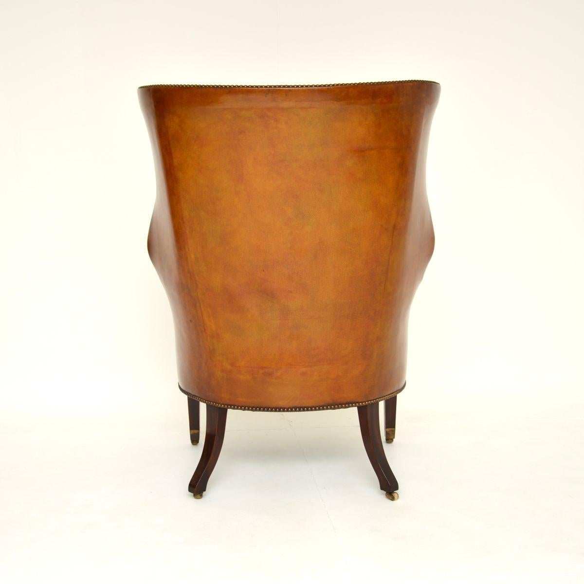 Sillón de cuero antiguo con respaldo de barril Cuero en venta