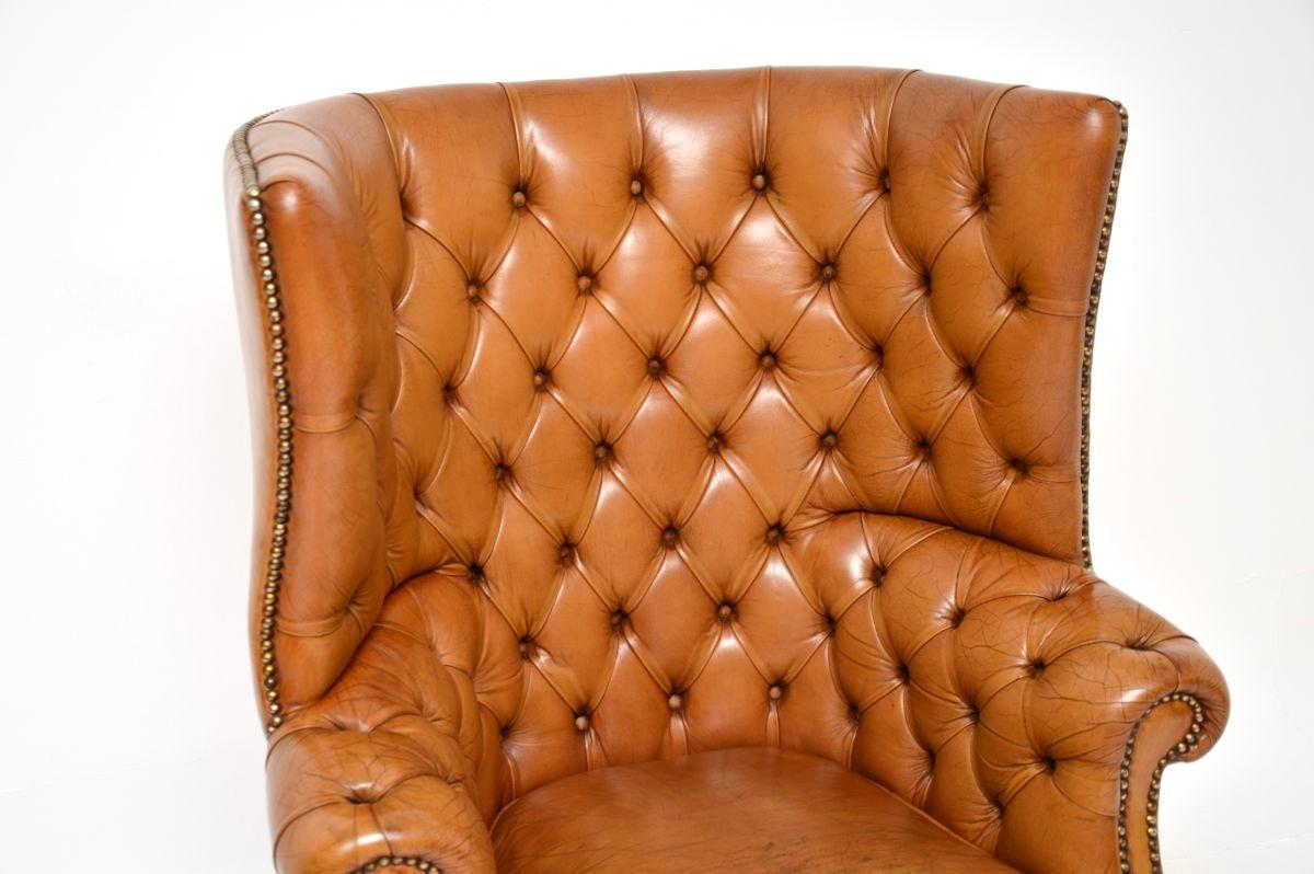 Cuir Fauteuil à oreilles en cuir antique à dossier en forme de tonneau en vente