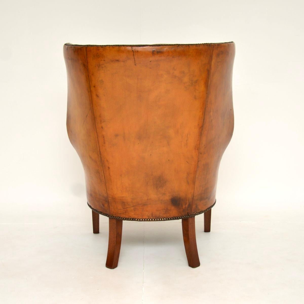 Cuir Fauteuil à oreilles en cuir antique à dossier en forme de tonneau en vente