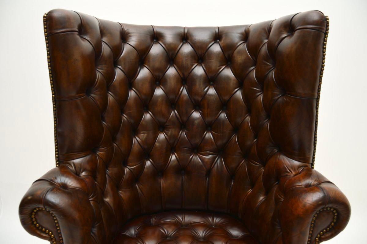 Poltrona ad ala con schienale a botte in pelle antica in vendita 1