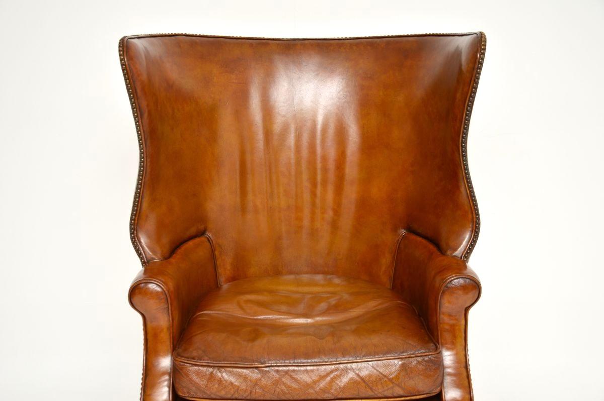 Sillón de cuero antiguo con respaldo de barril en venta 1