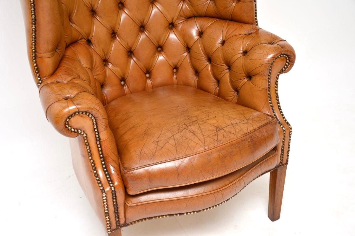 Fauteuil à oreilles en cuir antique à dossier en forme de tonneau en vente 1